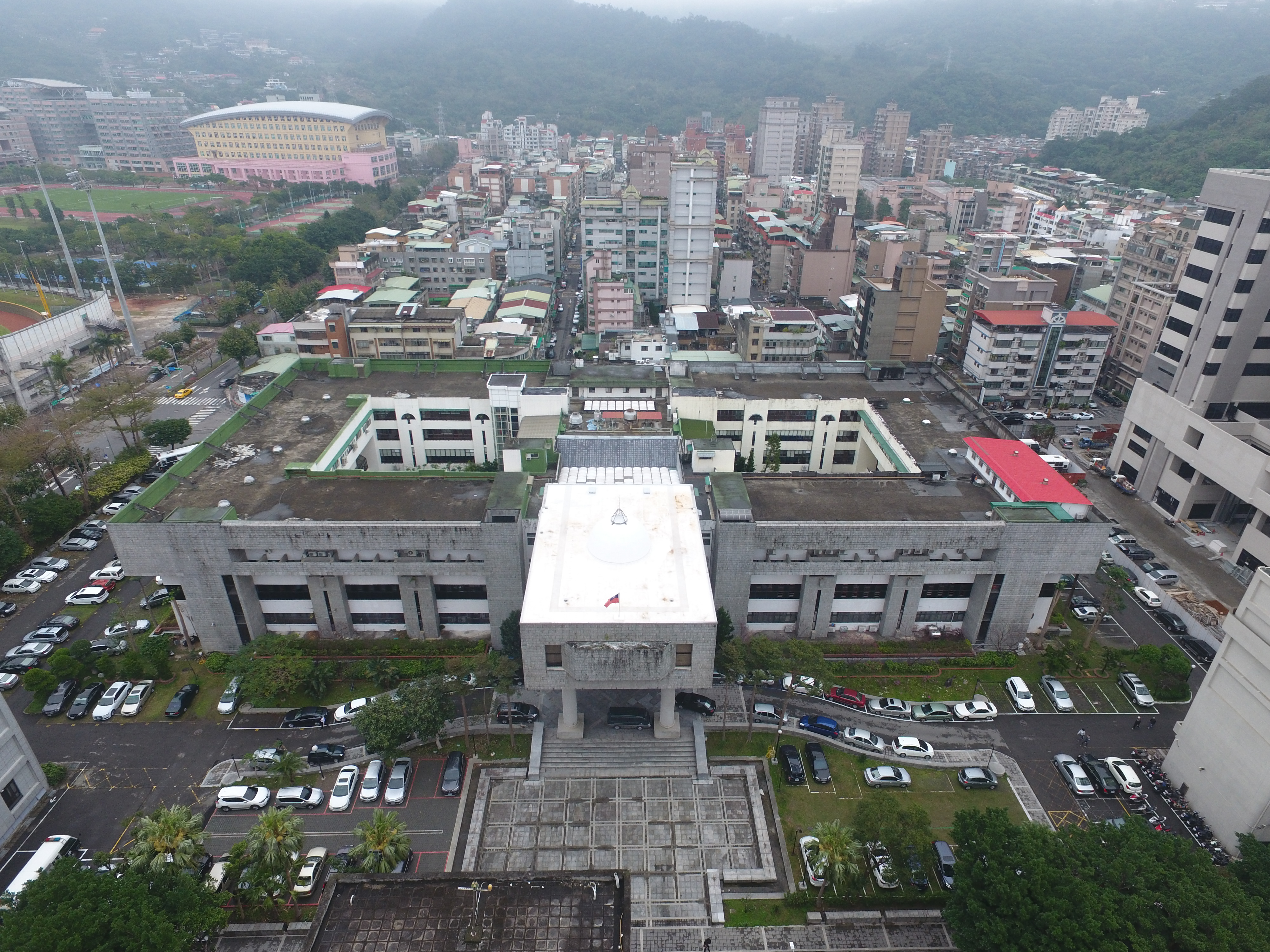 台北地院在30年前成立了士林分院(現在為士林地院)，短短200公尺的巷弄間，陸續進駐了20多家律師及代書事務所。