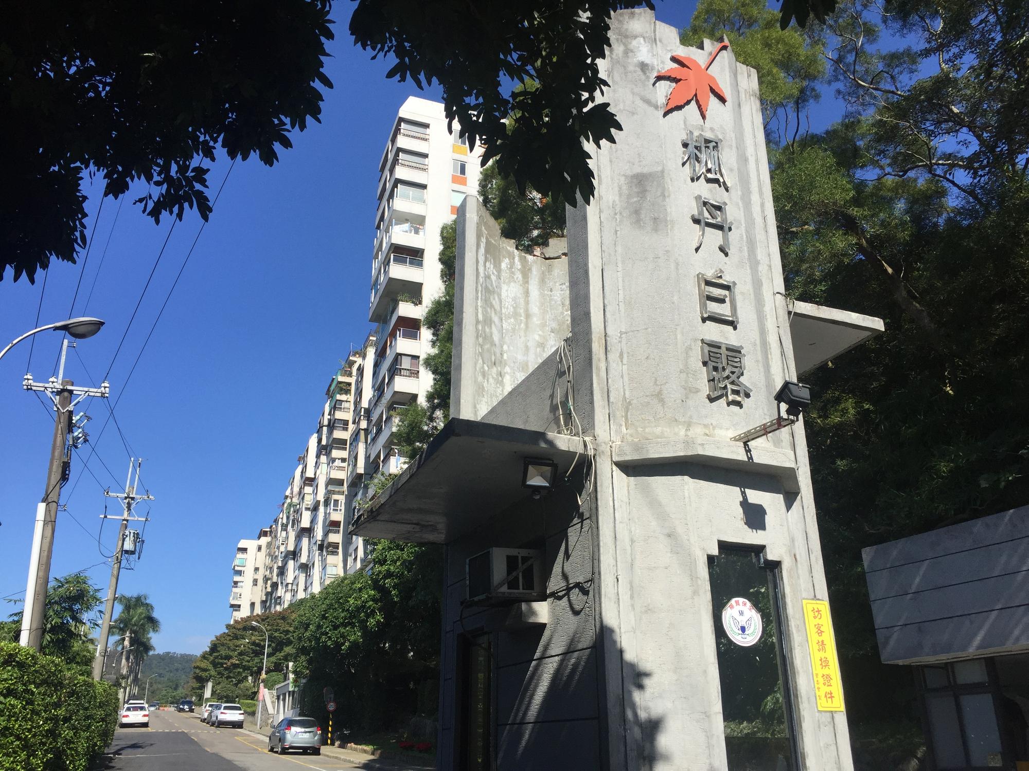 律師陳達成恰巧與江家人一樣也住楓丹白露社區，有住戶目擊陳金標多次進出他家。
