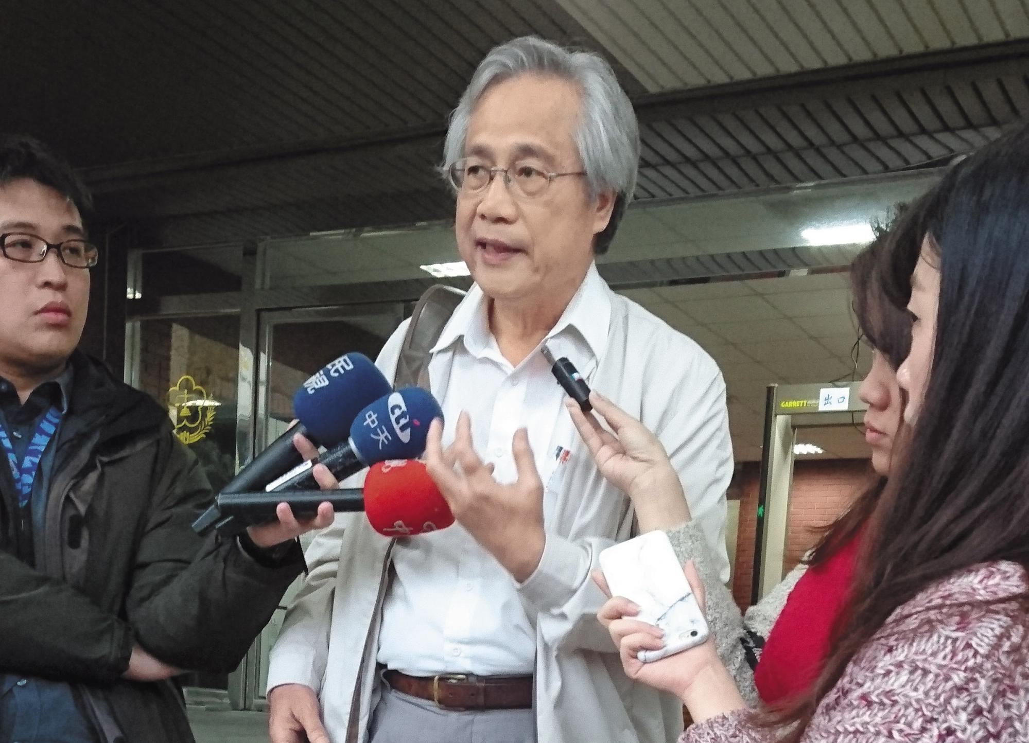 律師陳達成開庭結束後，極力向媒體澄清陳金標是清白的。