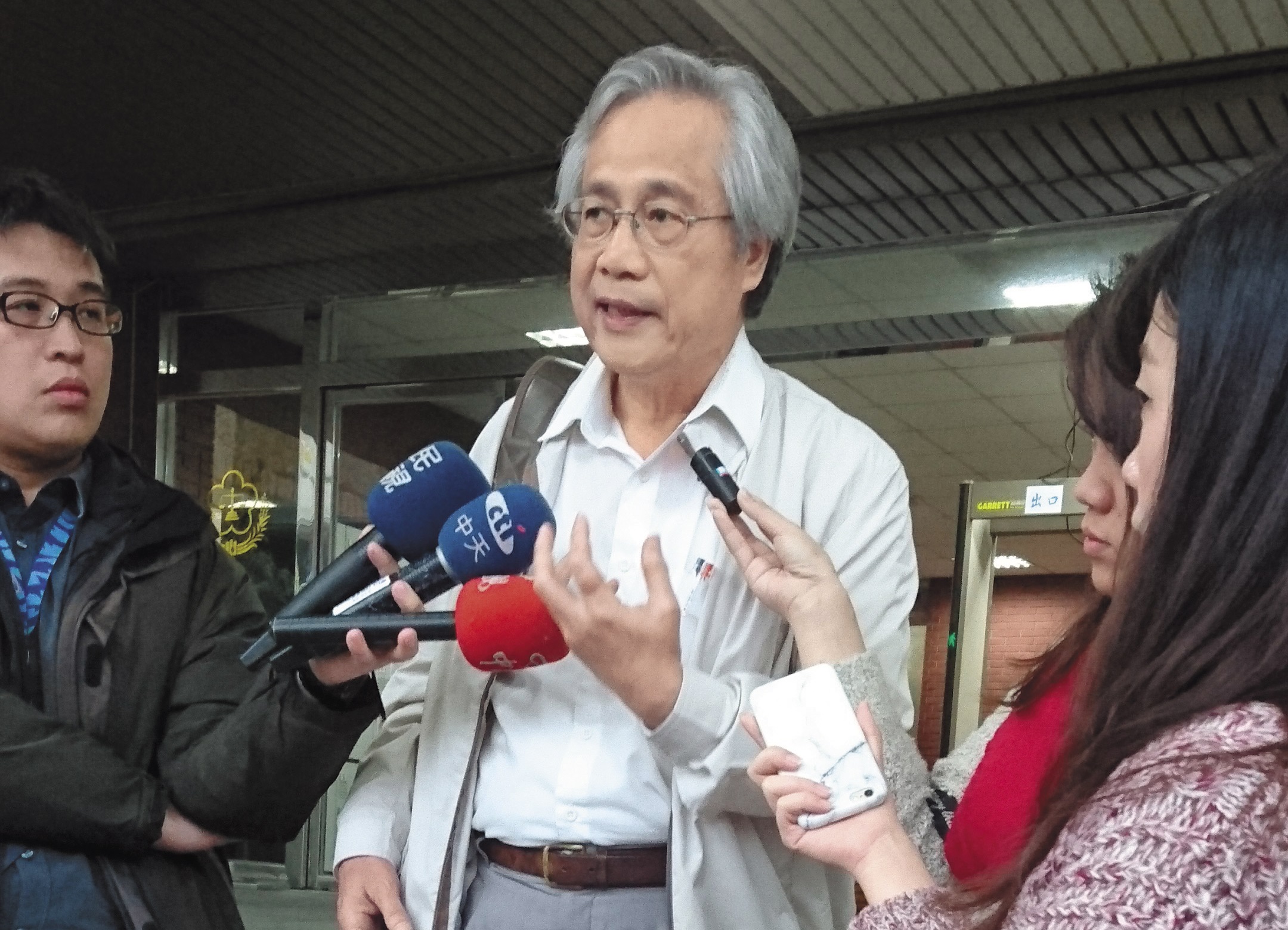 律師陳達成開庭結束後，極力向媒體澄清陳金標是清白的。