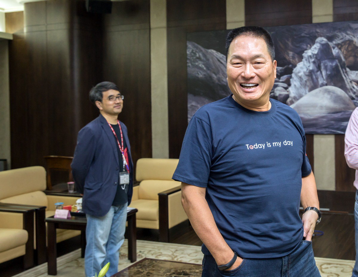 王令麟（右）不僅飲食節制，而且每天運動，顯得神清氣爽。