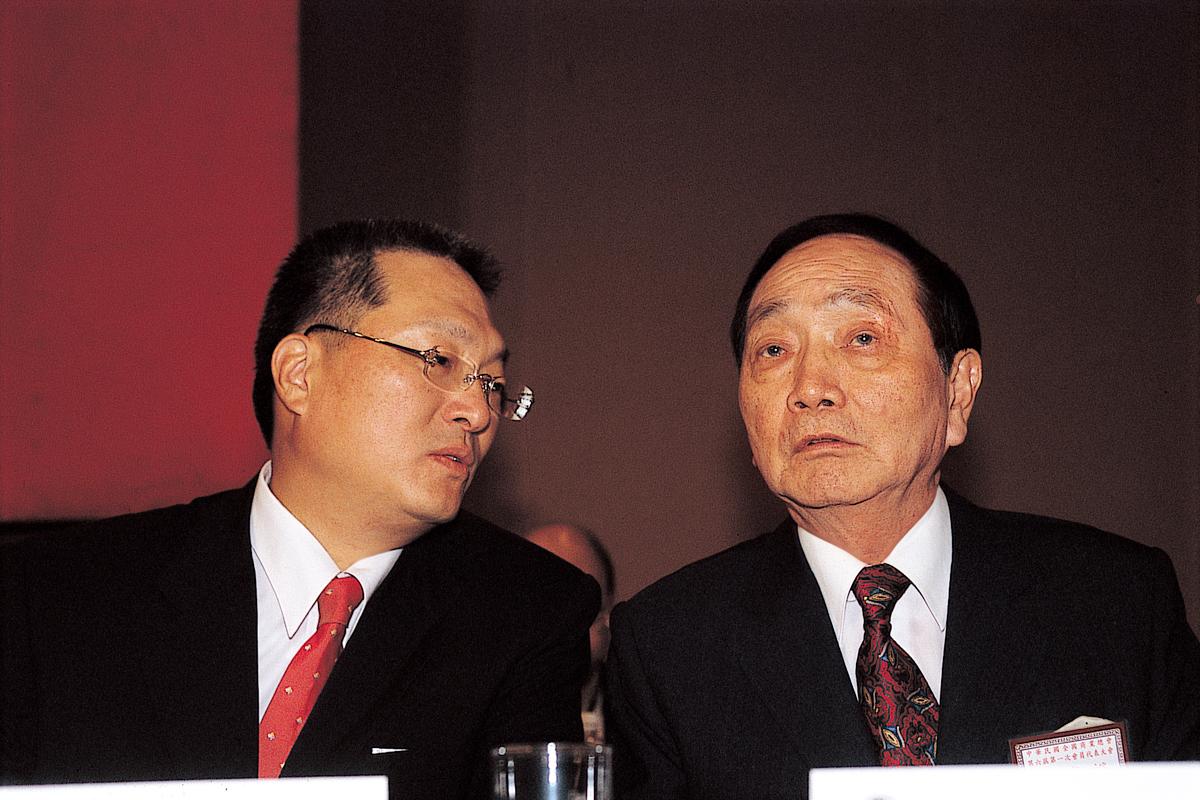 王令麟(左)對於父親王又曾(右)潛逃到美國,把力霸案的爛攤子留給子女面對,心中曾經有怨。