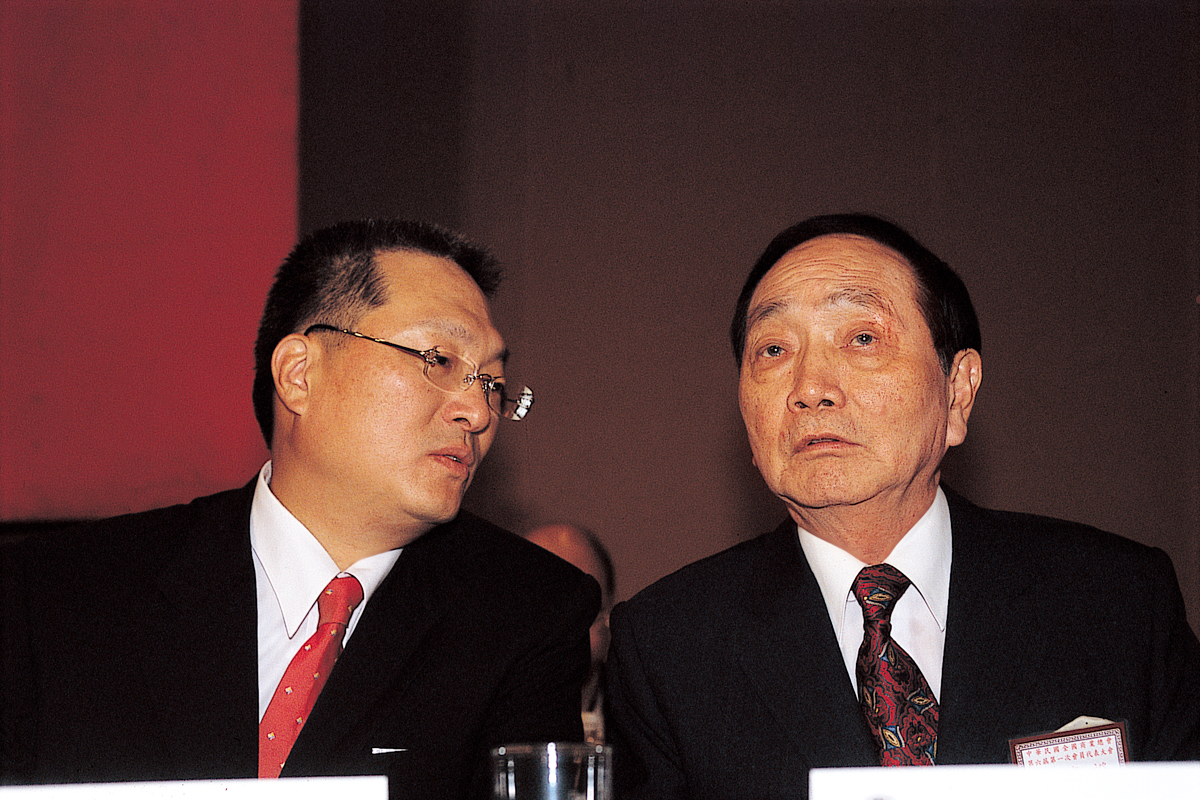 王令麟（左）對於父親王又曾（右）潛逃到美國，把力霸案的爛攤子留給子女面對，心中曾經有怨。