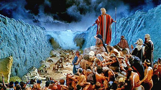 摩西(Moses)面臨前有紅海阻撓、後有法老王追兵的困境時,向上帝禱告,結果連夜強風吹拂後,紅海竟一分為二。(翻攝自網路)