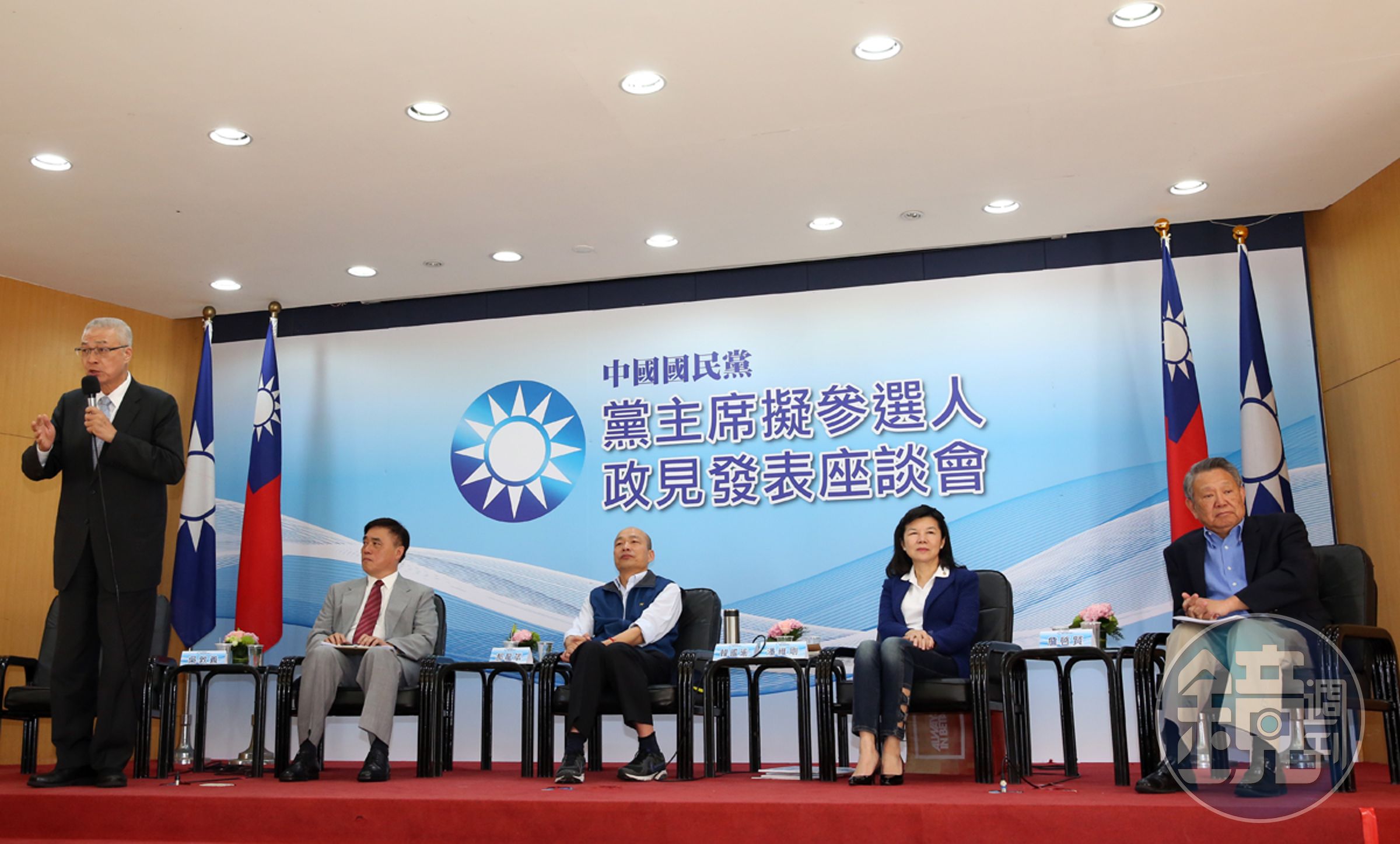 談到國民黨，王令麟對於黨內近年的窘境和慘狀直搖頭。