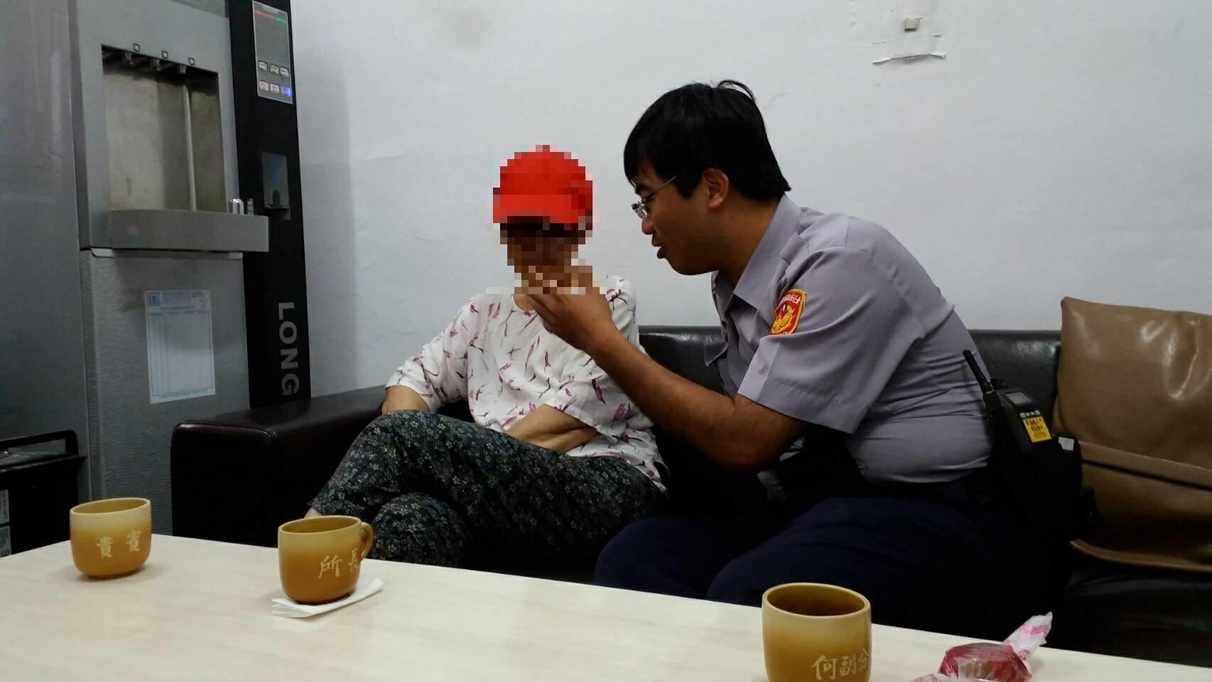 揚言尋短的呂姓婦人一開始還不願意從計程車上下來，警方費了一番心力才將她「請」入所內。