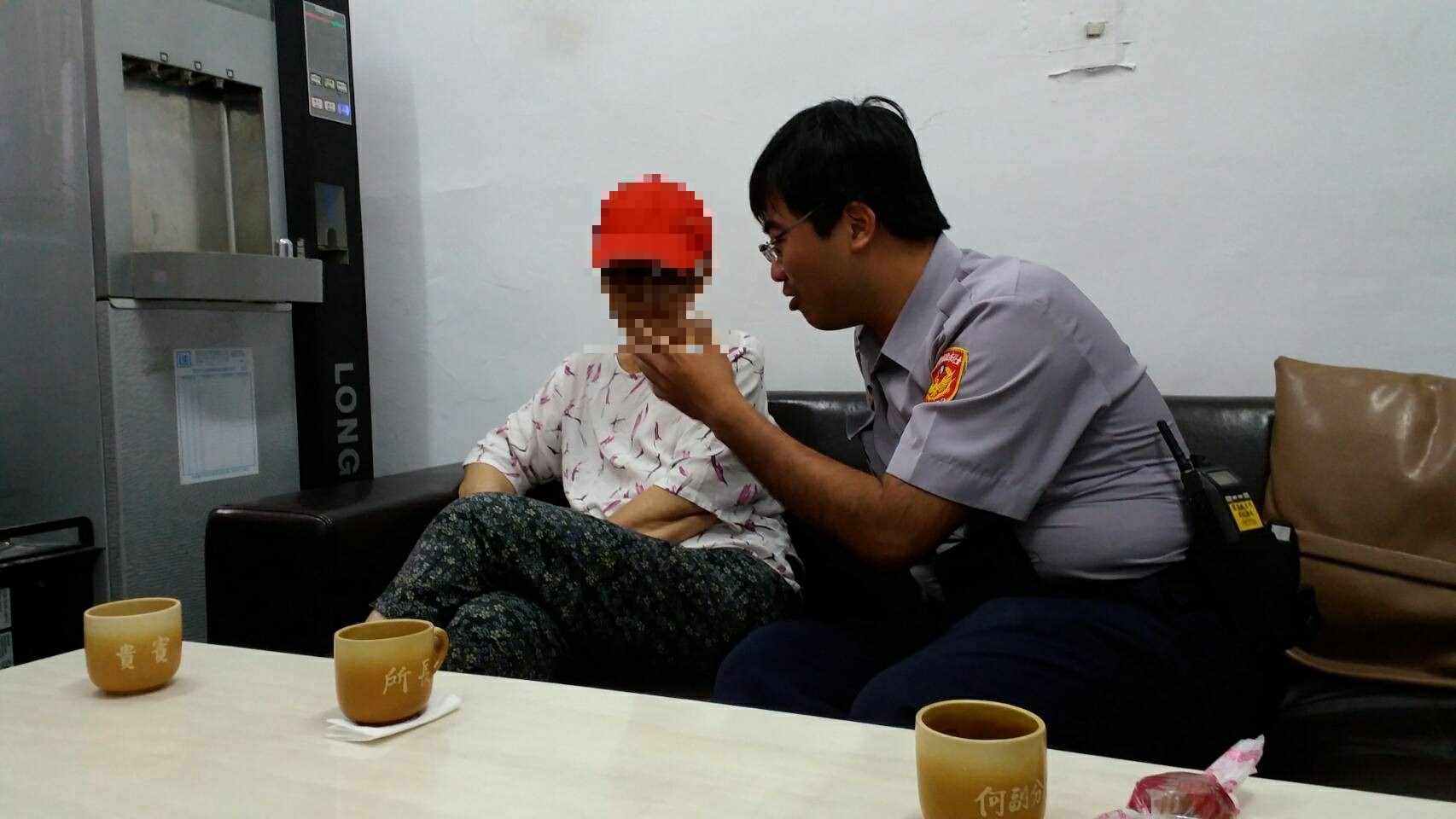 揚言尋短的呂姓婦人一開始還不願意從計程車上下來，警方費了一番心力才將她「請」入所內。