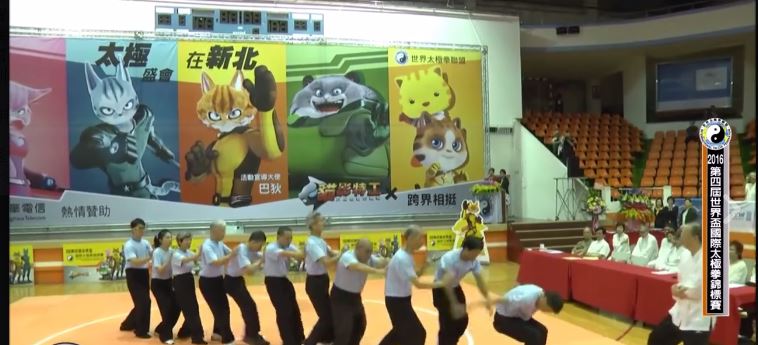 大師凝勁一發，將排成一排的示範人員全數震開。