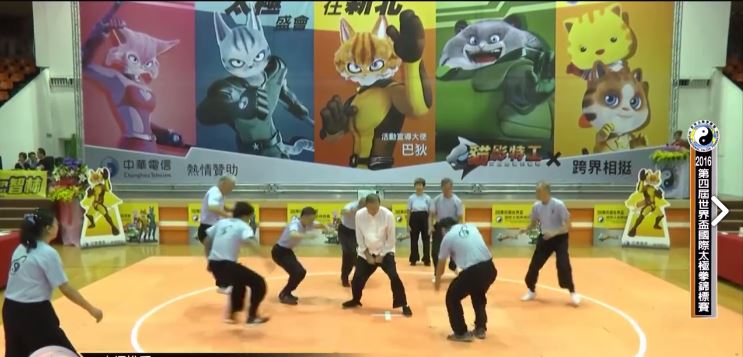 影片中的大師一發勁，所有人竟誇張全部震開，讓網友嘖嘖稱奇。