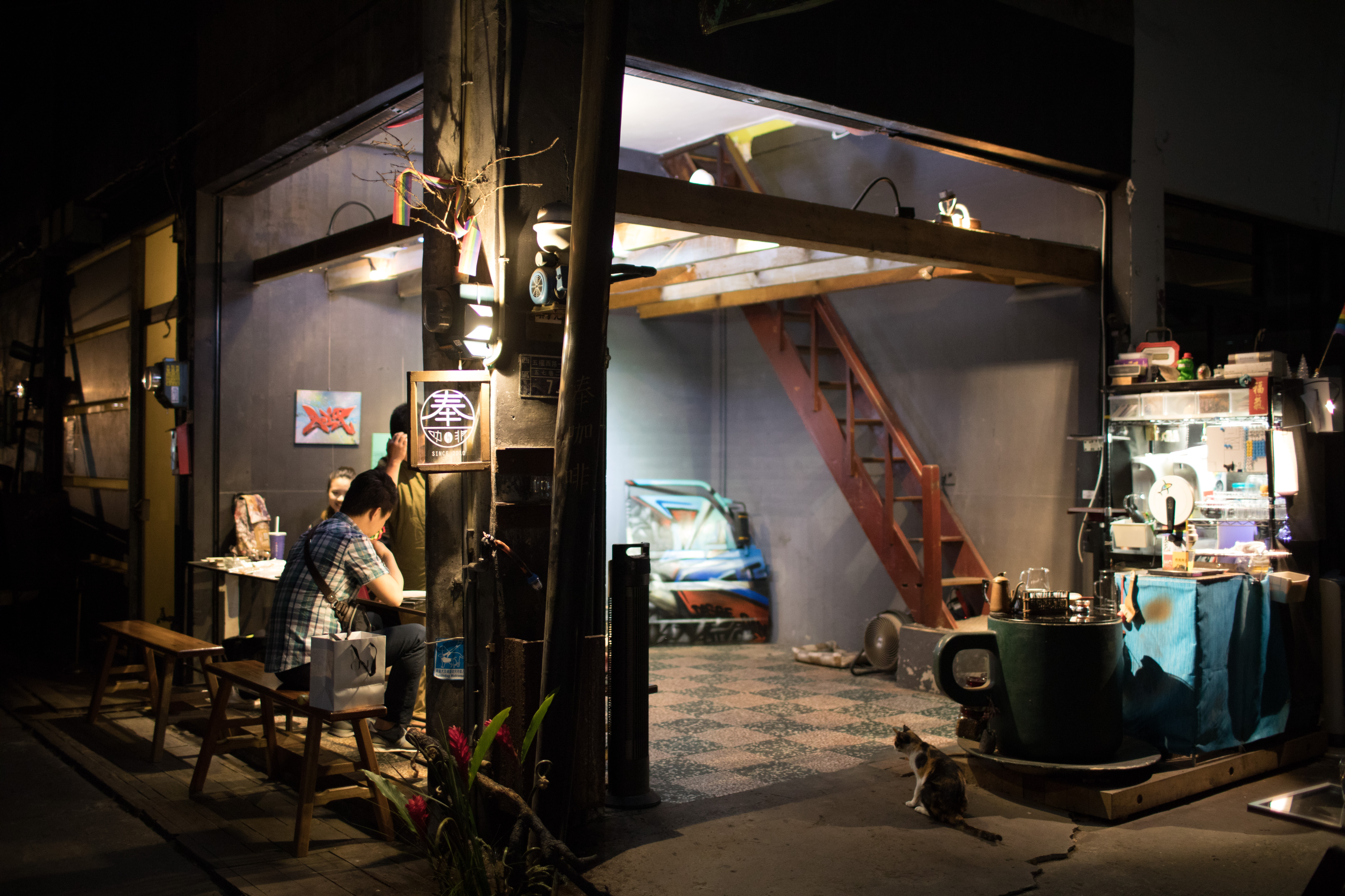 中午時段的忠信市場昏暗、寂寥，進入昏沉的休憩，直到位在市場中央位置的「奉咖啡」拉起鐵門開張，市場才又甦醒過來。