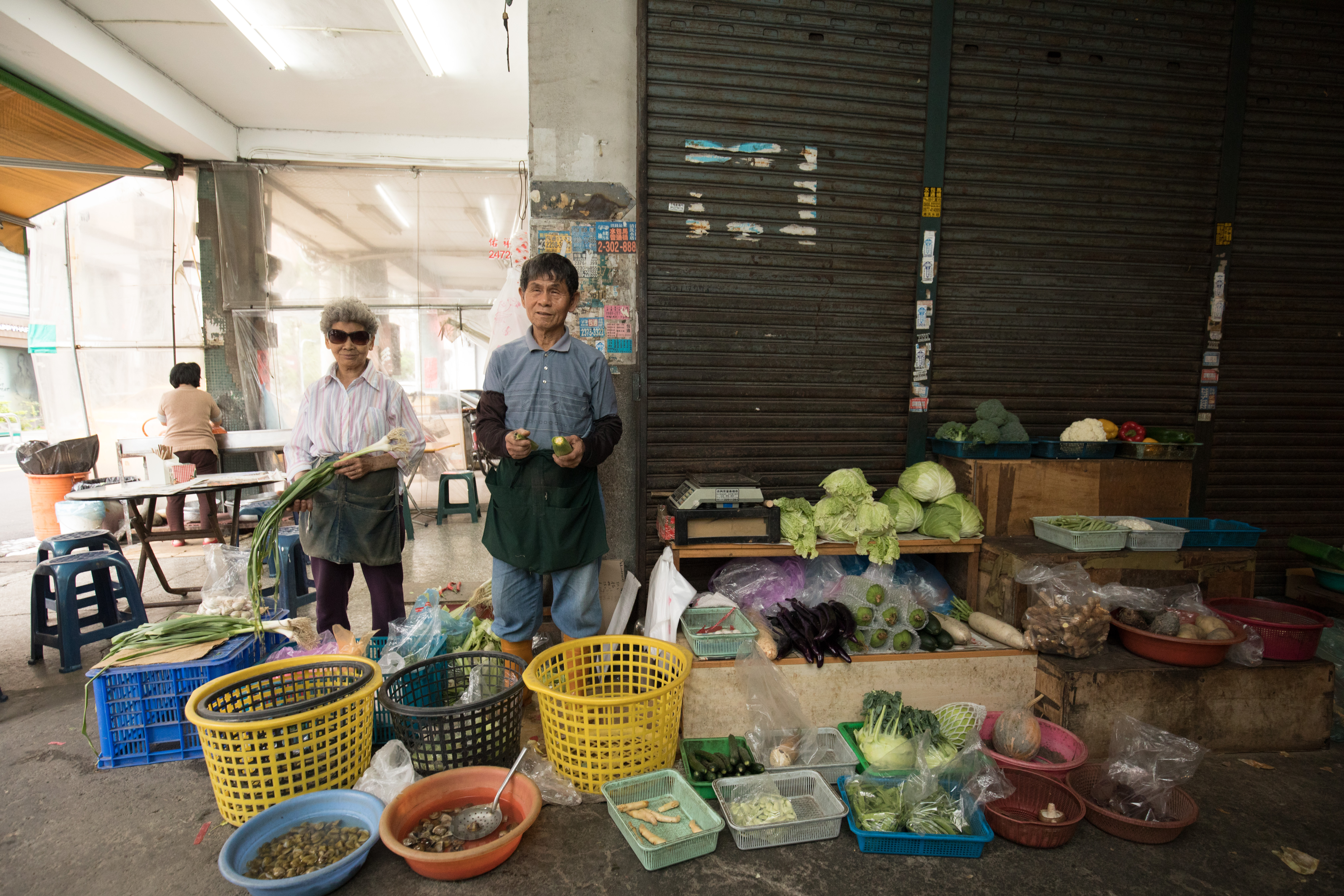 擺攤近50年的「阿水兄、阿水嫂菜攤」，日日守在忠信市場入口處，提供新鮮葉菜給來來去去的民眾。