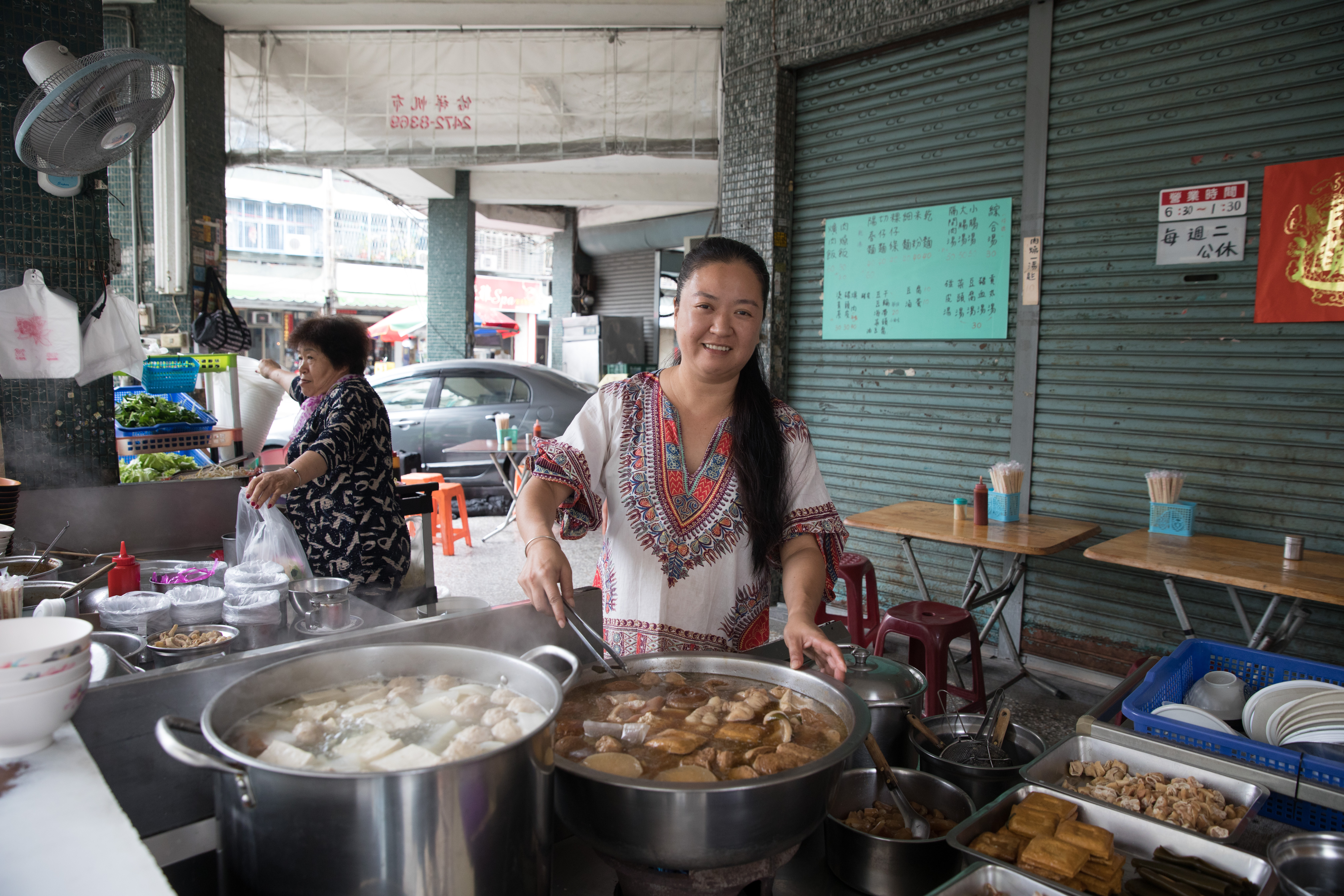 「五街古早味」每日清晨就在路邊騎樓底下熬煮綜合湯及滷味，湯鍋熱燙冒著煙氣，食材鮮美、勾人口慾。
