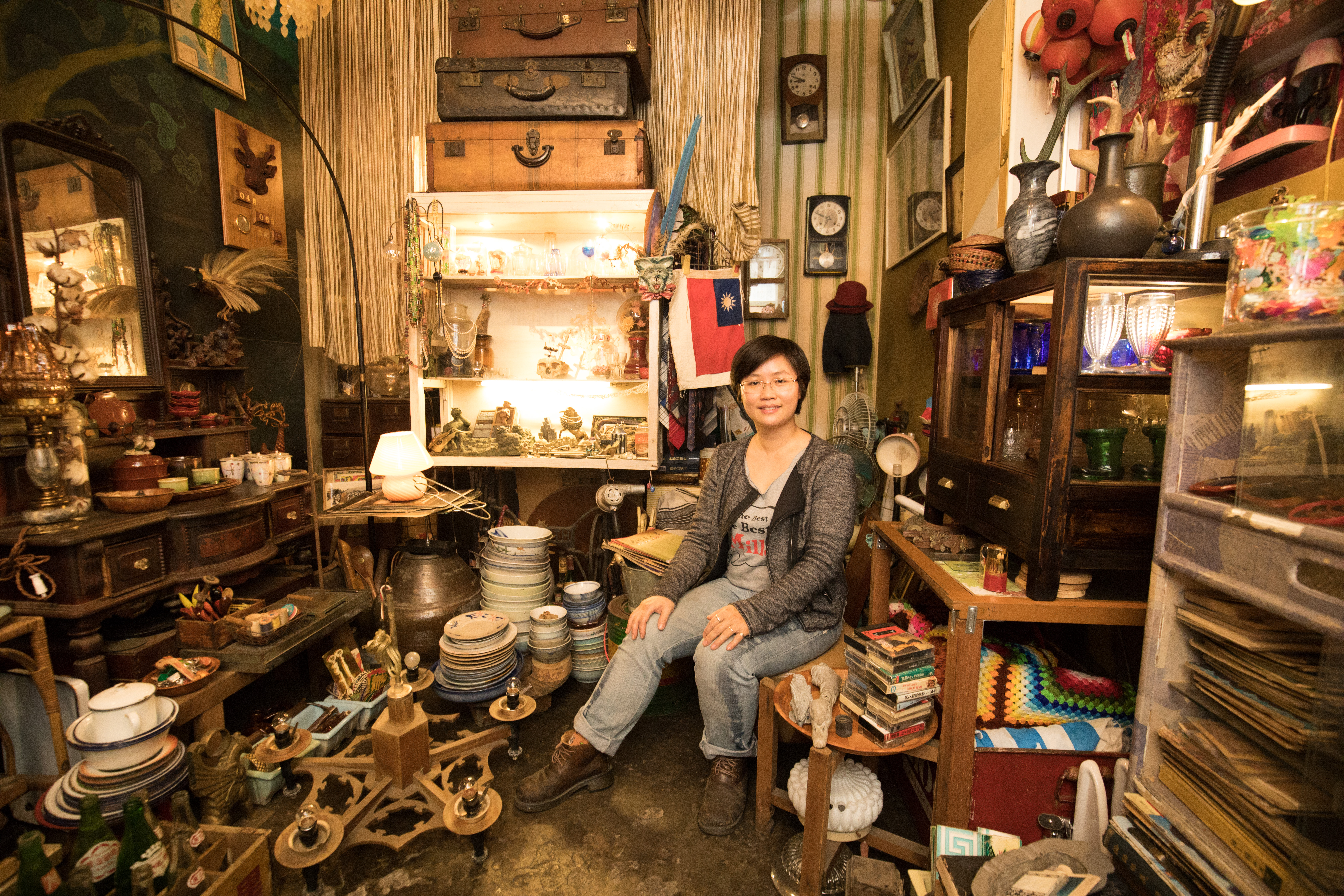 「忠信民藝」老闆鄭心珮好似時空魔法師，舊物在她身邊好像都有靈魂。