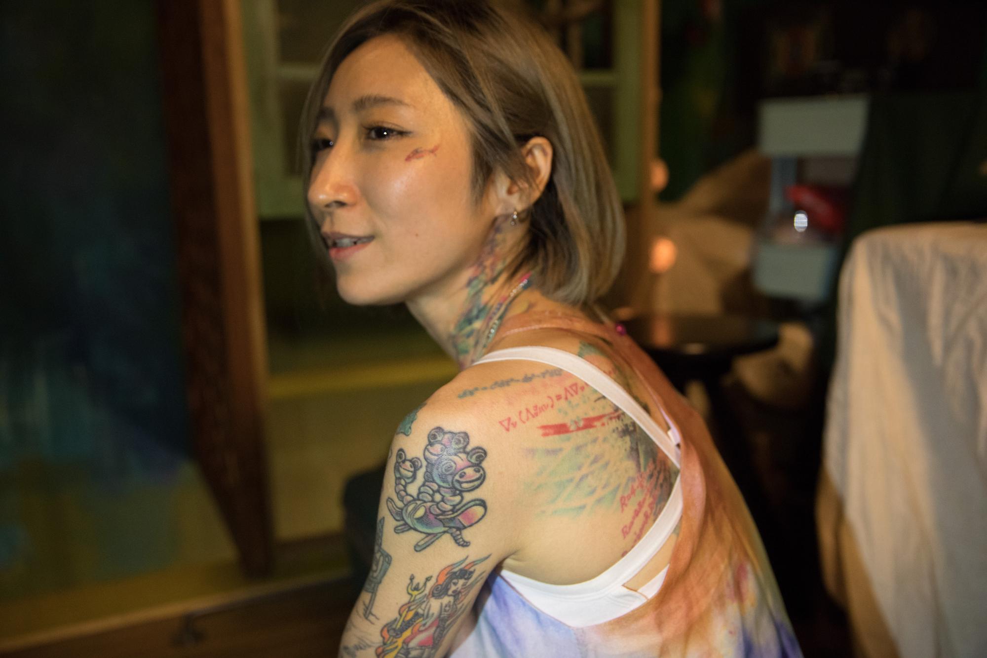張希佑大面積地刺滿抽象感及破碎風的圖騰,許多圖案都是由鄭仕帆親手為她紋上的親密印記,兩人都以刺青行動主張「為愛革命」信念。