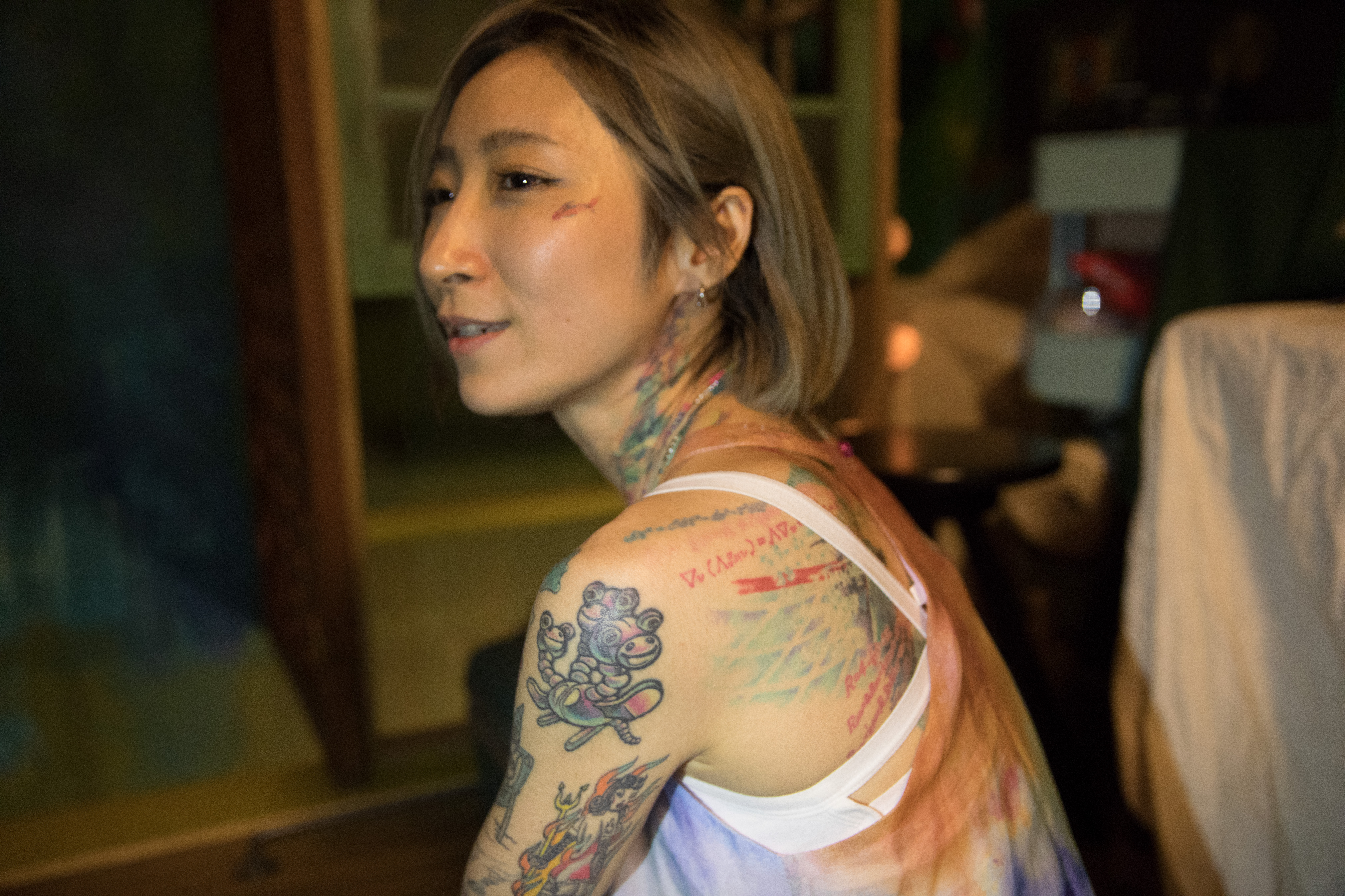 張希佑大面積地刺滿抽象感及破碎風的圖騰，許多圖案都是由鄭仕帆親手為她紋上的親密印記，兩人都以刺青行動主張「為愛革命」信念。