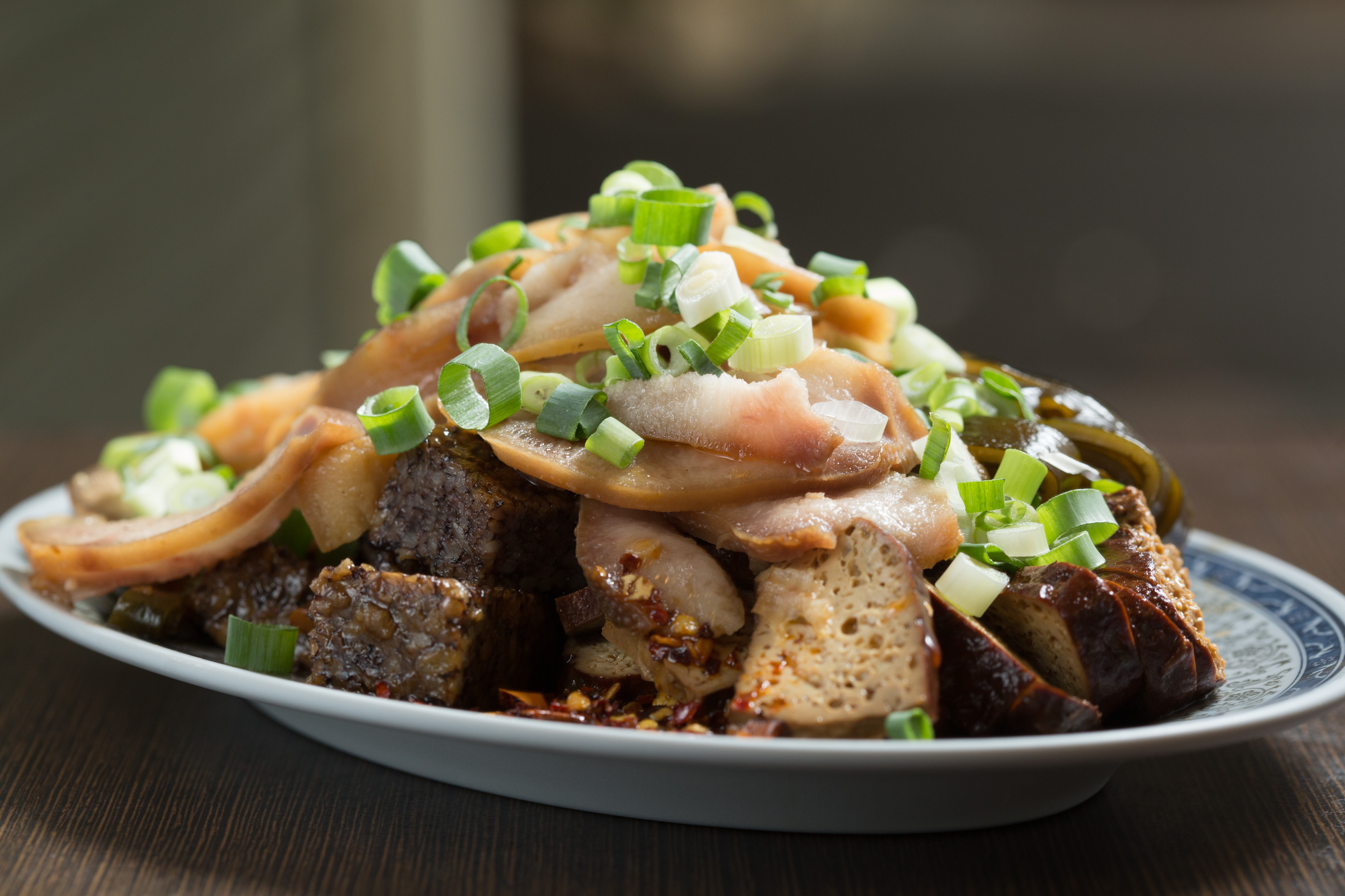 「曾氏幸福滷味」是台中忠信市場的老店，賣的滷味醬香明晰，入味不死鹹，常吸引排隊人龍。