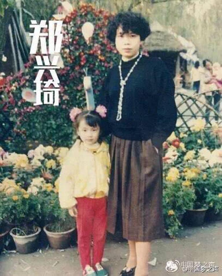 鄭興琦小時後和媽媽的合照。海蝶提供