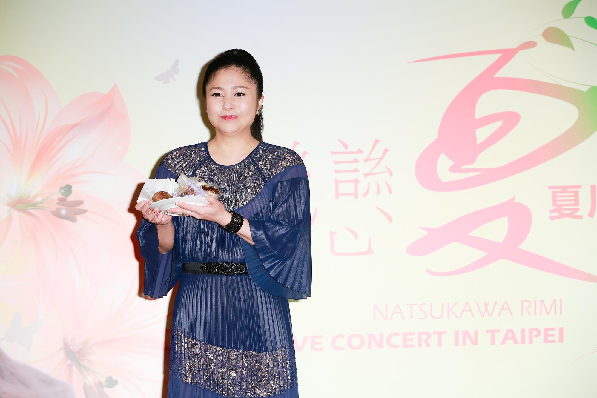 日本沖繩歌姬夏川里美拿著呱呱包與刈包拍照,更直接大口品嘗呼:「好吃!」