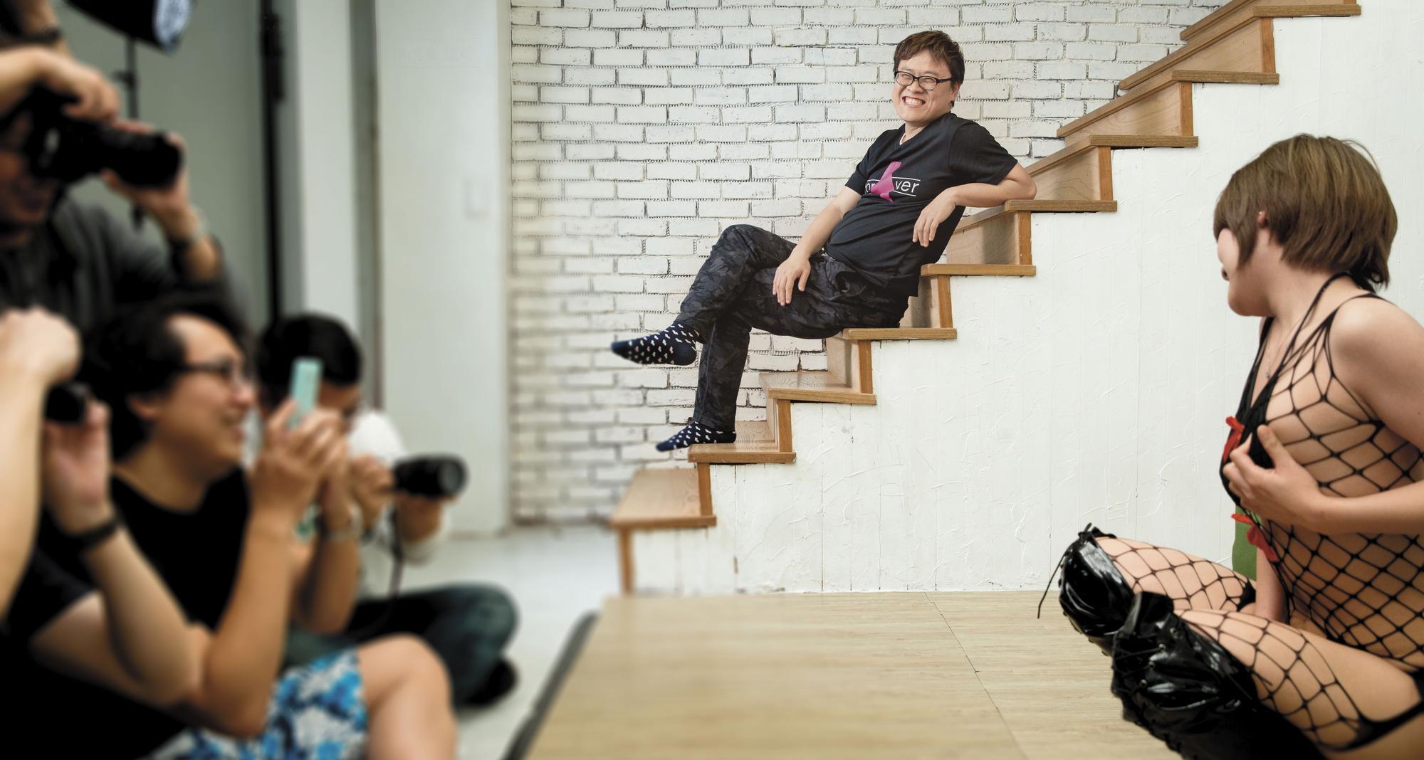 一劍浣春秋(中)很喜歡攝影會的氣氛,對他來說,就像是老朋友間的聚會。右為AV女優黑木澪,左為攝影會參加者們。