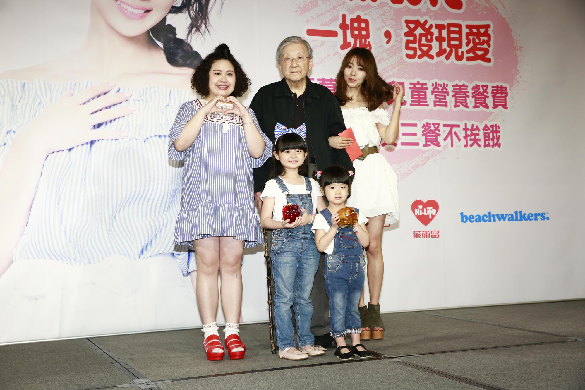 電影導演李行（上中）攜手日本女星Leina池端玲名（上右）、郭文頤（大文）（上左）和童星許萱樂（樂樂）（下左）和妹妹拍攝由紅心字會與萊爾富共同製作公益微電影。
