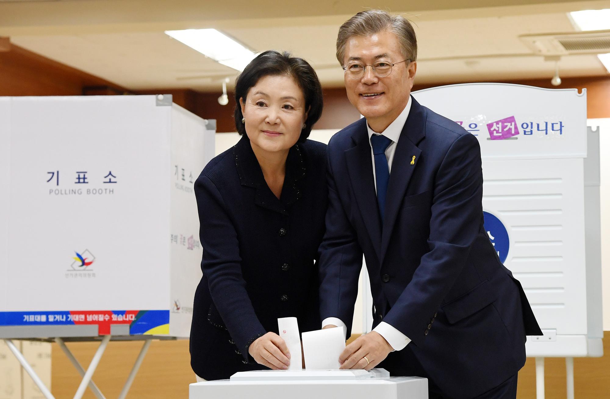 共同民主黨候選人文在寅攜妻投票。