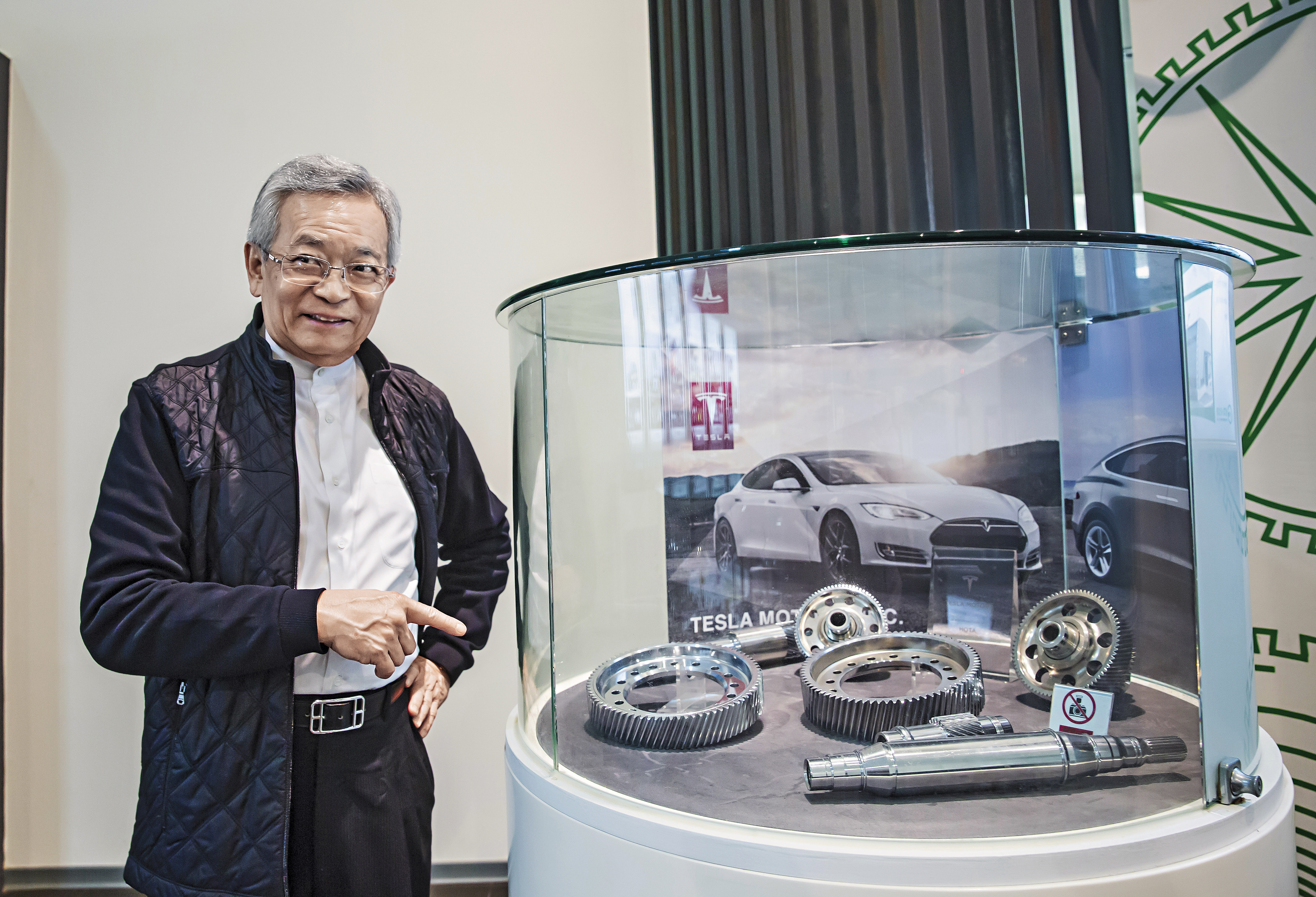 沈國榮帶領的和大工業，因技術精良，打敗陸廠，成為全球最大電動車商特斯拉（Tesla）變速箱零組件代工及協同開發唯一夥伴。