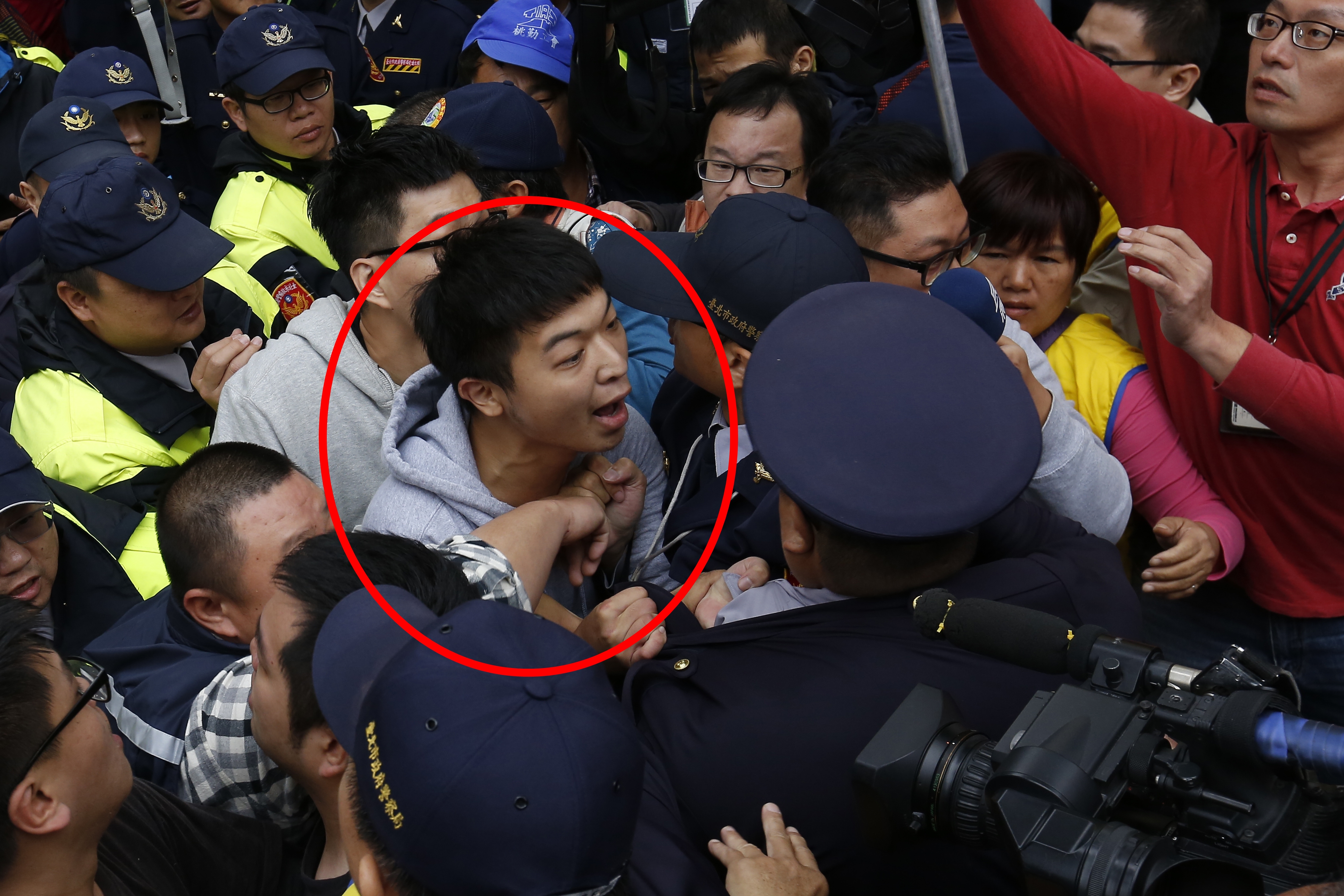 L女第二篇控訴文曝光，詳述遭到國道收費員工運領袖郭冠均猥褻她的情節。