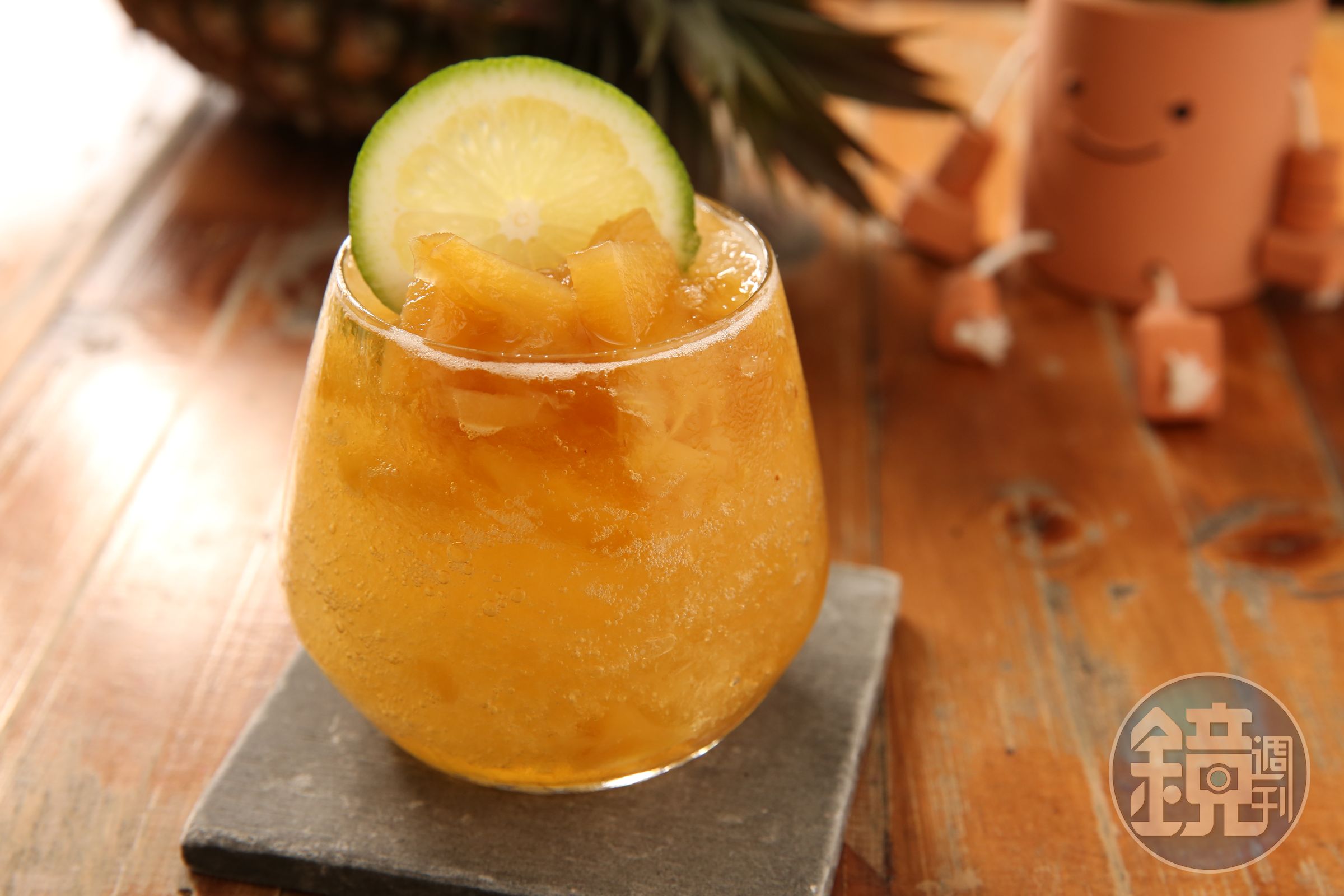 「鳳梨桔茶」甘酸冰爽，最適合台南的夏天。（45元／杯）
