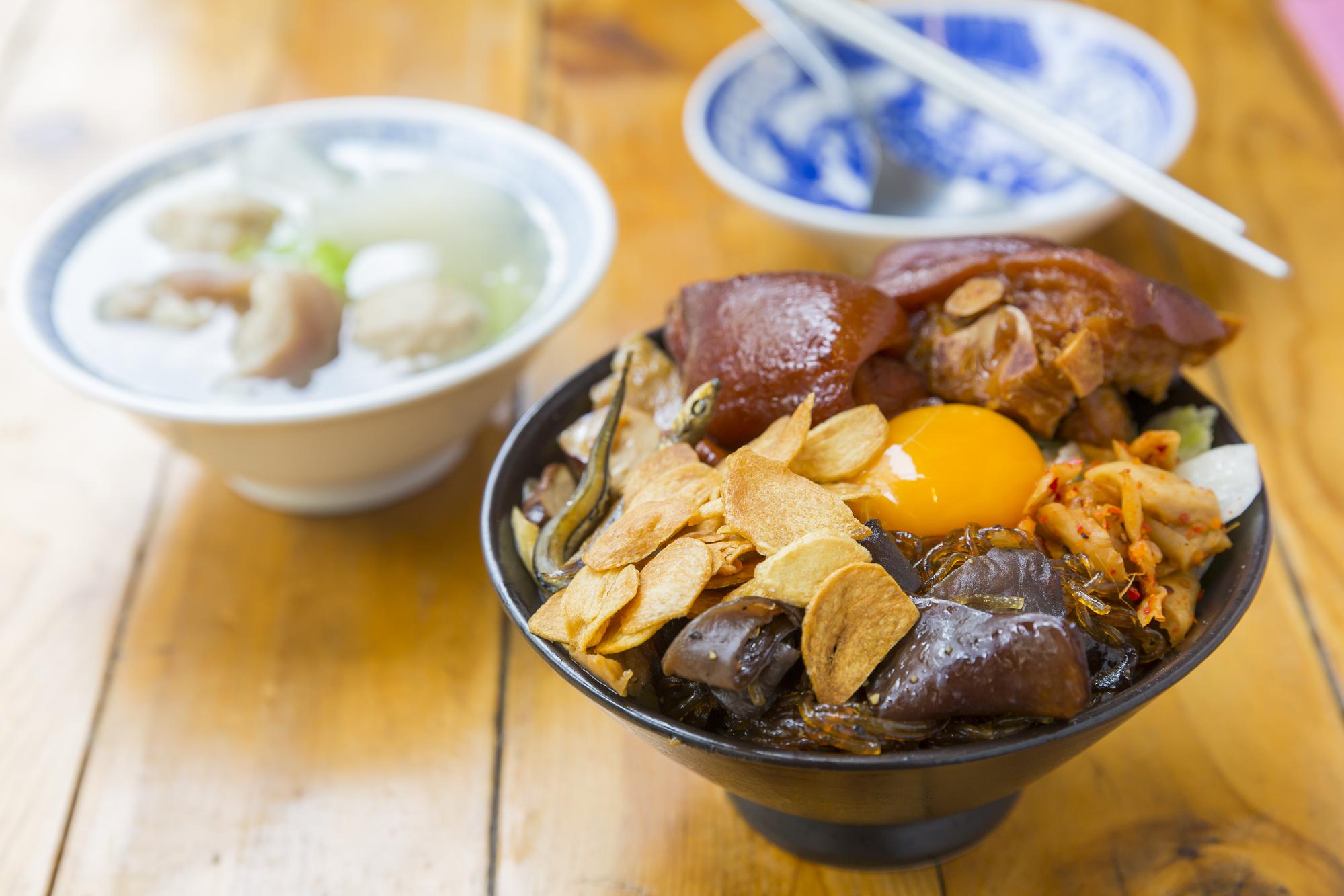 「銷魂豬腳飯」是店內招牌,拌著生蛋黃吃超迷人。(80元/碗)