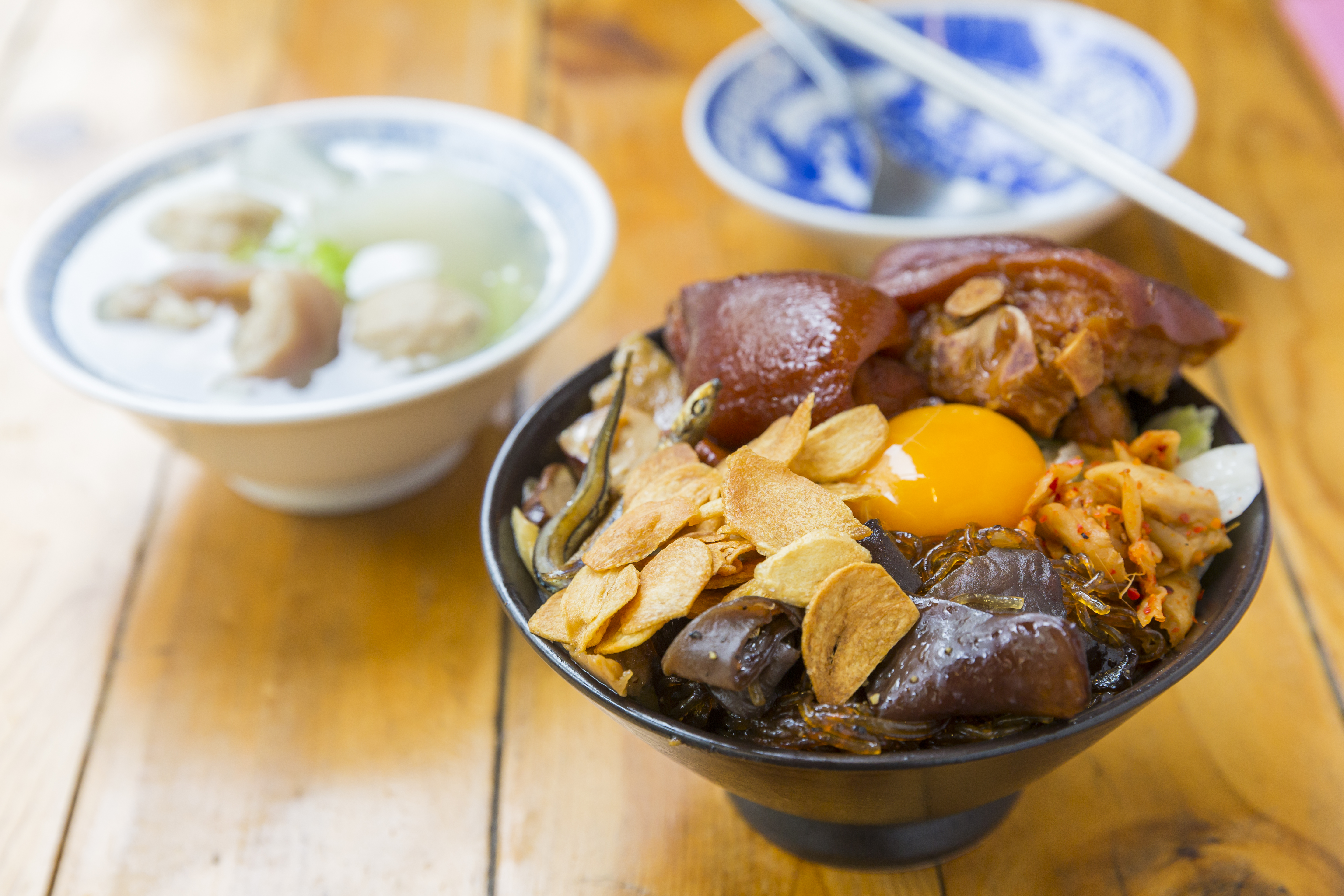 「銷魂豬腳飯」是店內招牌，拌著生蛋黃吃超迷人。（80元／碗）