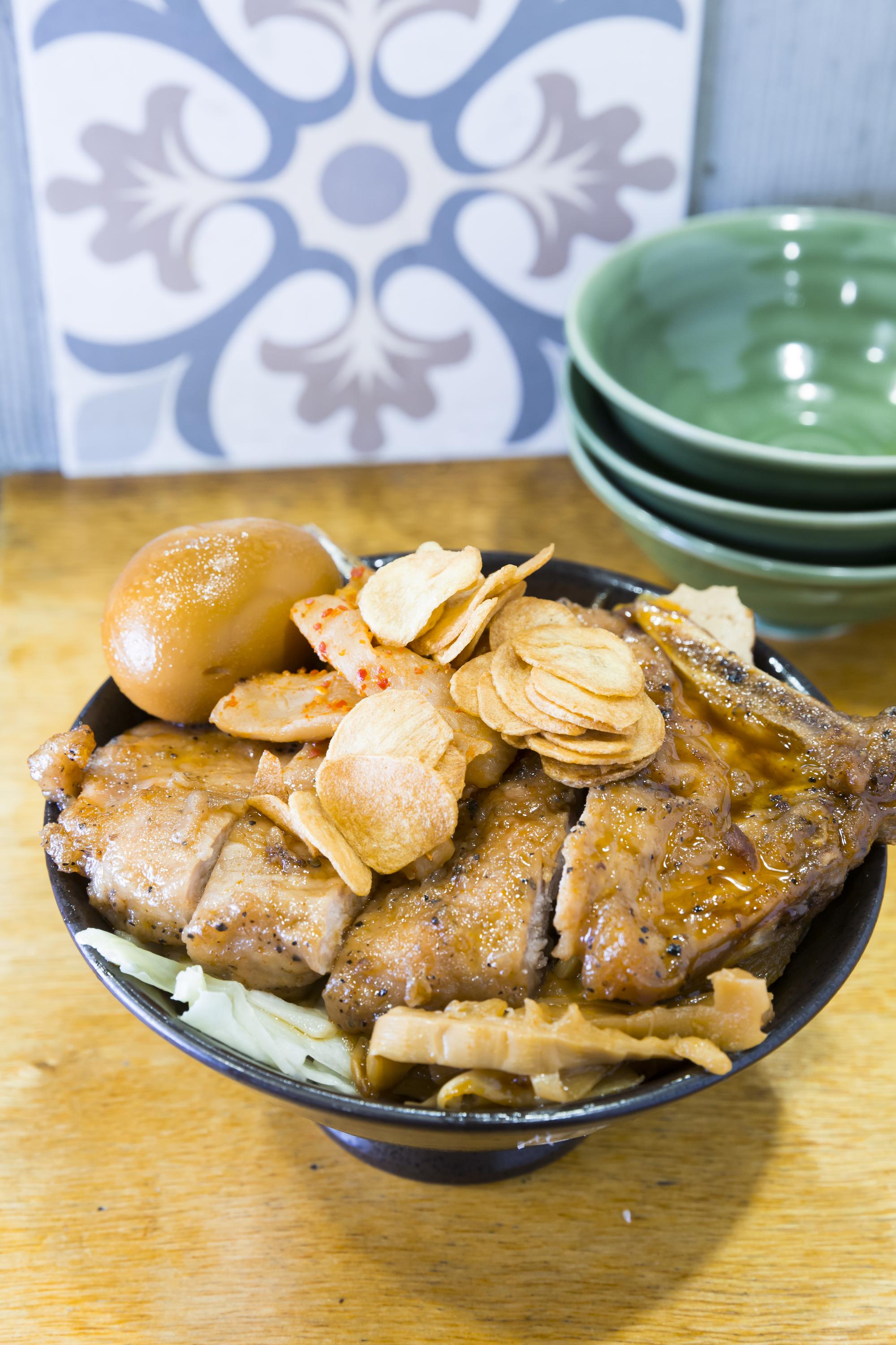 「鐵路排骨飯」走懷舊古早味,搭上酥香蒜片是一絕。(90元/碗)