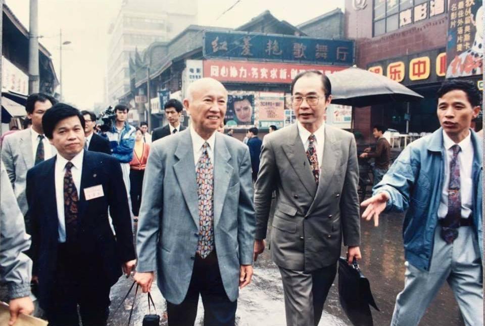 財訊社長孫文雄（右二）日前辭世，靠投資致富的他，低調舉行告別式，連員工也是事後得知。 