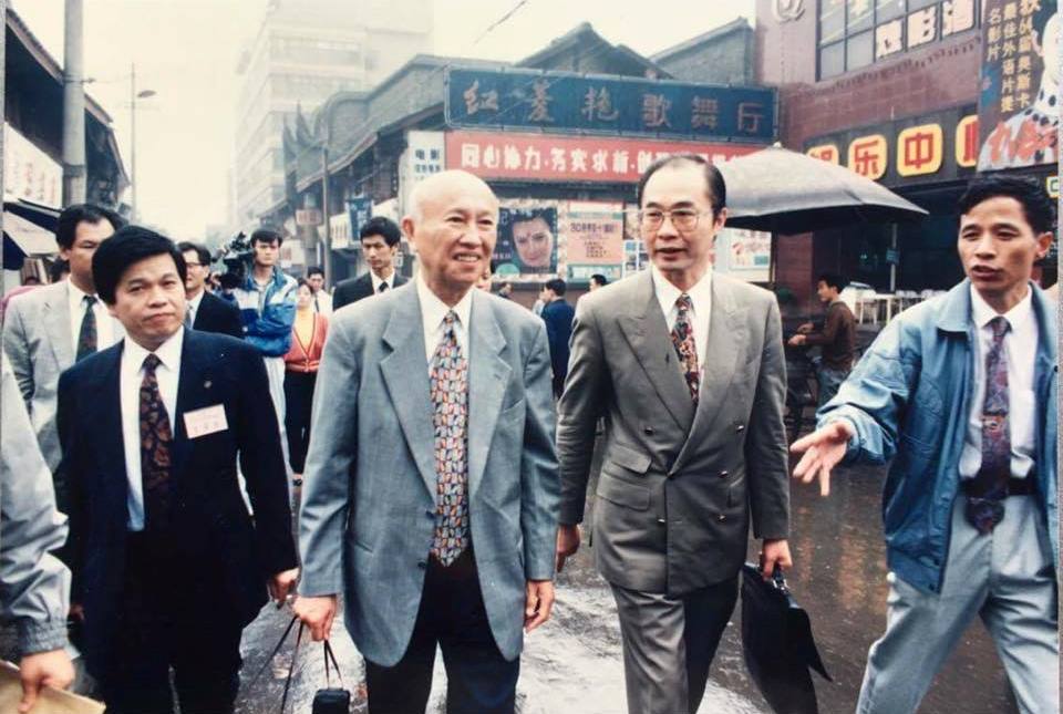 財訊社長孫文雄（右二）日前辭世，靠投資致富的他，低調舉行告別式，連員工也是事後得知。 