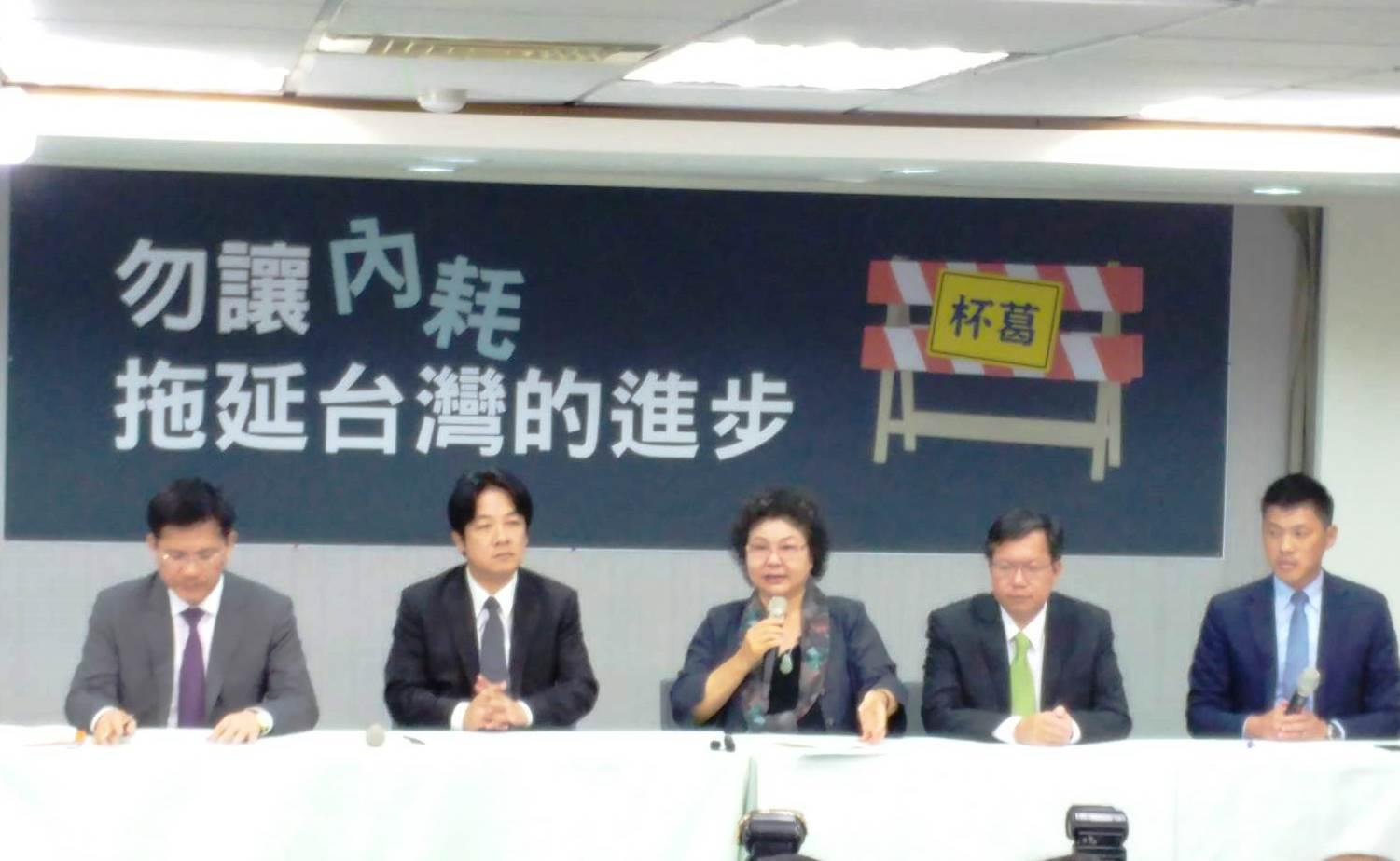 高雄市長陳菊(中)大分貝痛批前台北市長郝龍斌杯葛前瞻計畫是天龍國歧視南部。