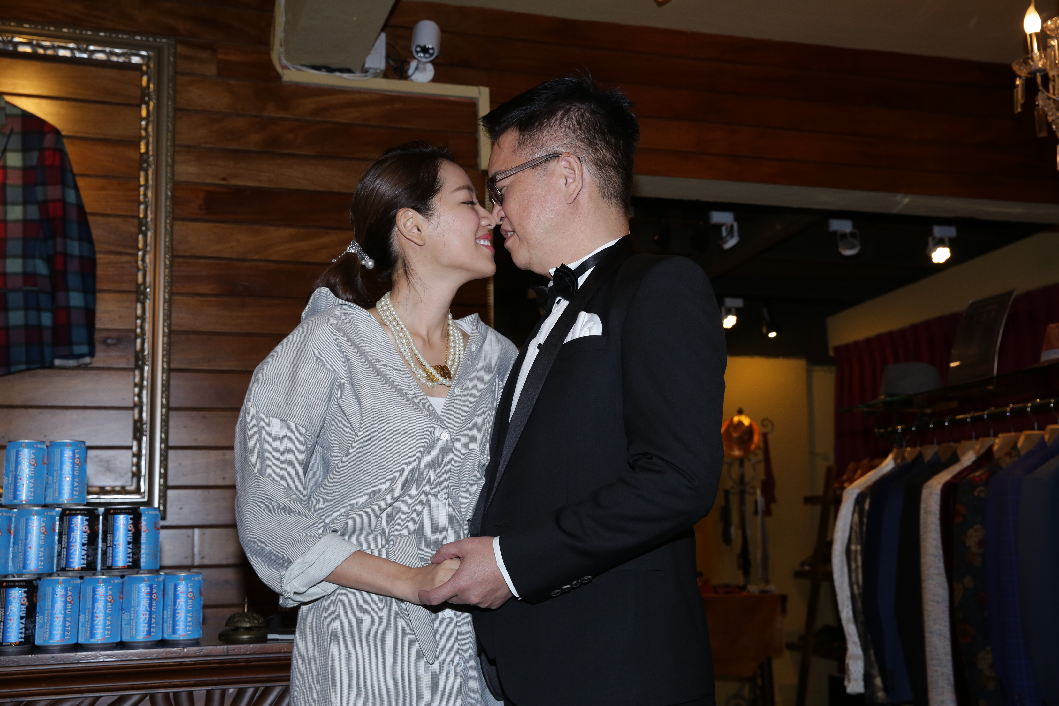 將在下個月辦婚宴的劉伊心和林志隆，記者會上應媒體要求親親展恩愛。