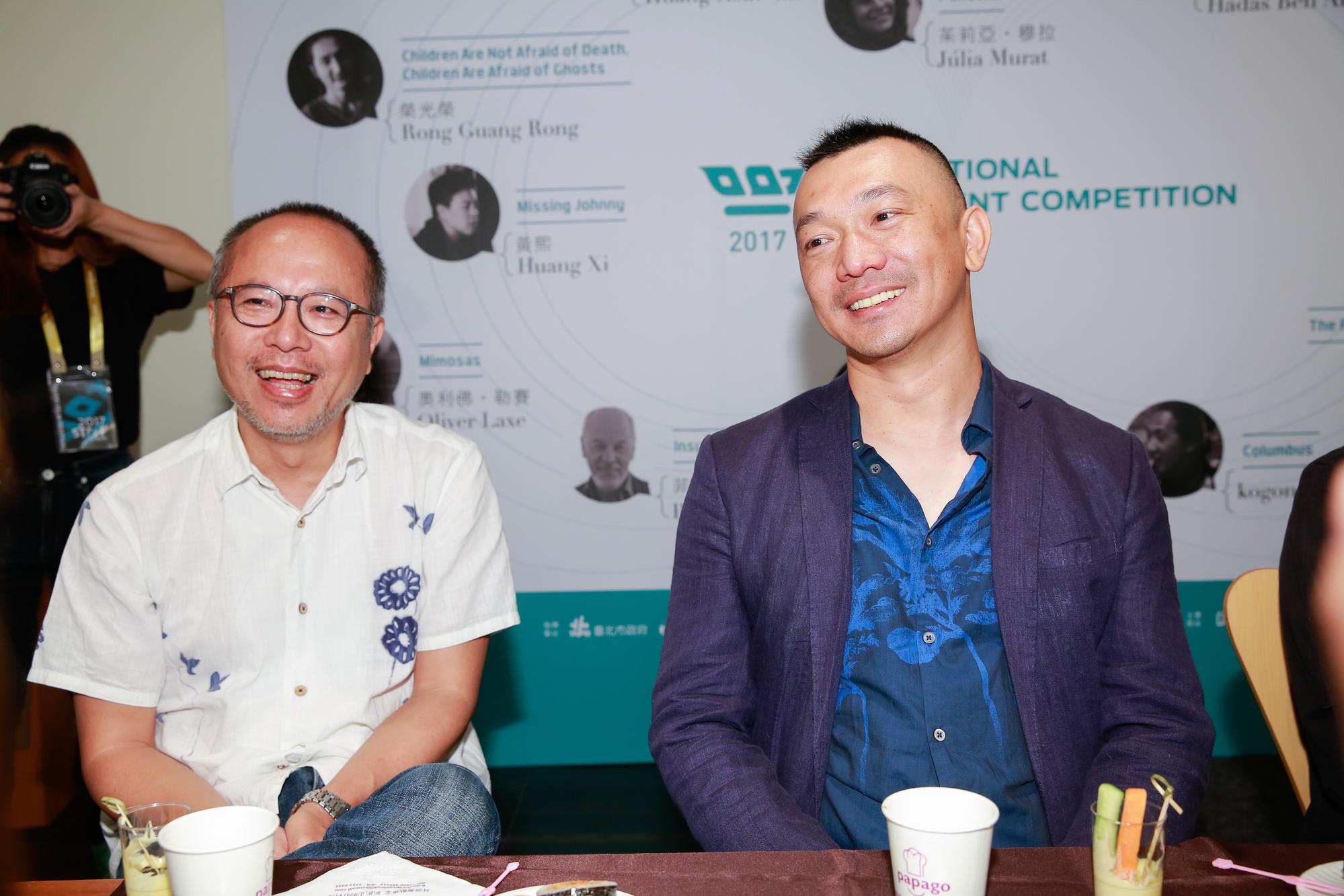 《一路順風》導演鍾孟宏（左）這次改當監製，給予黃信堯在創作長片上的許多建議。 