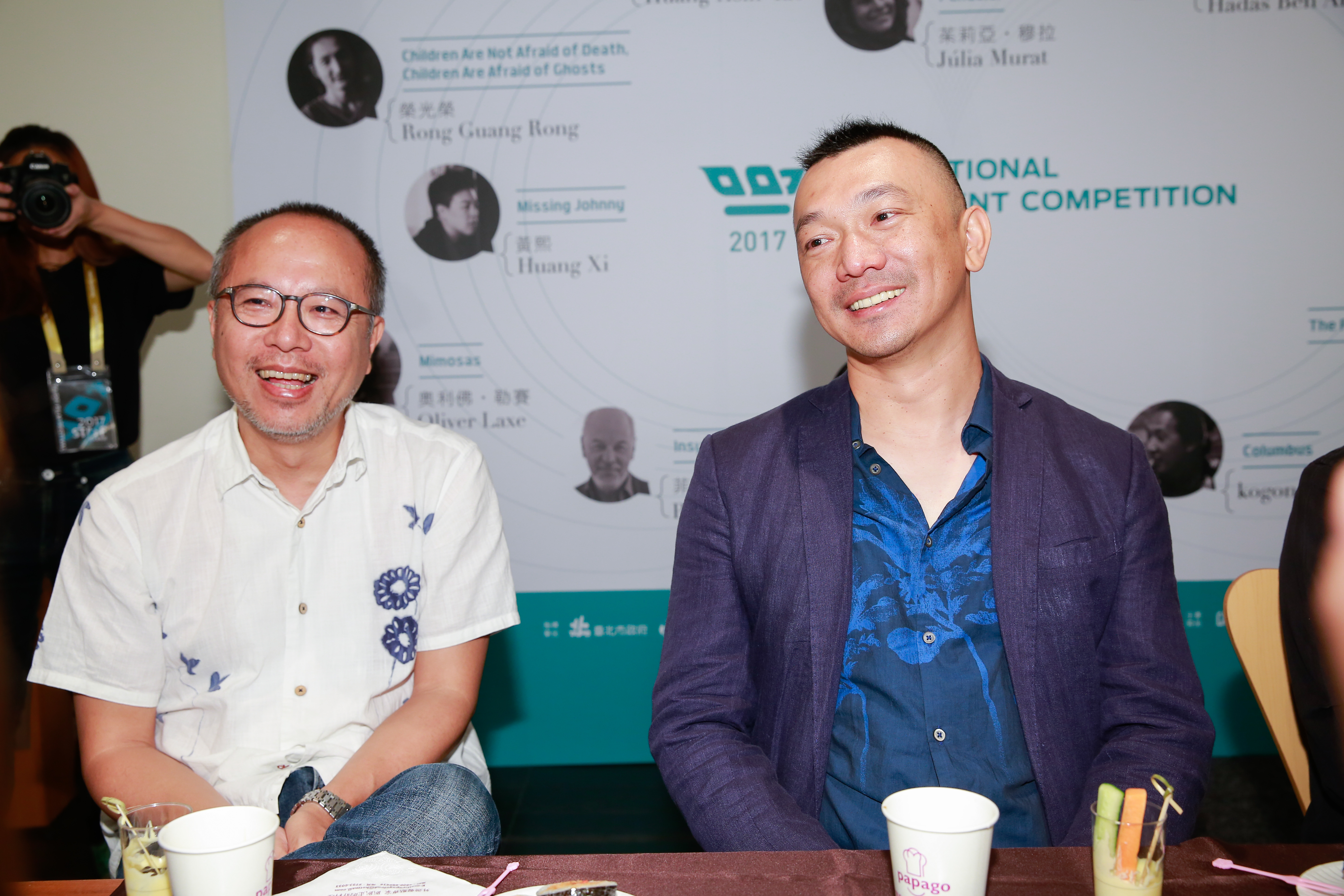 《一路順風》導演鍾孟宏（左）這次改當監製，給予黃信堯在創作長片上的許多建議。 