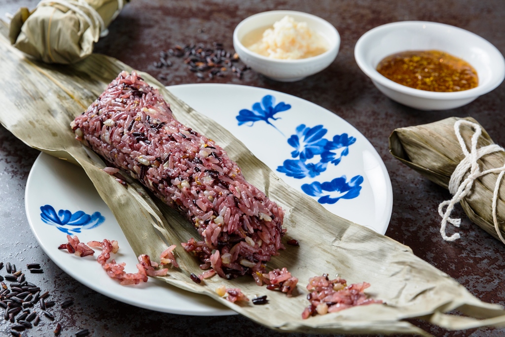 「五穀桂花粽」糯米拌入甜酒釀，清香中散發淡淡甜味。（100元／顆）