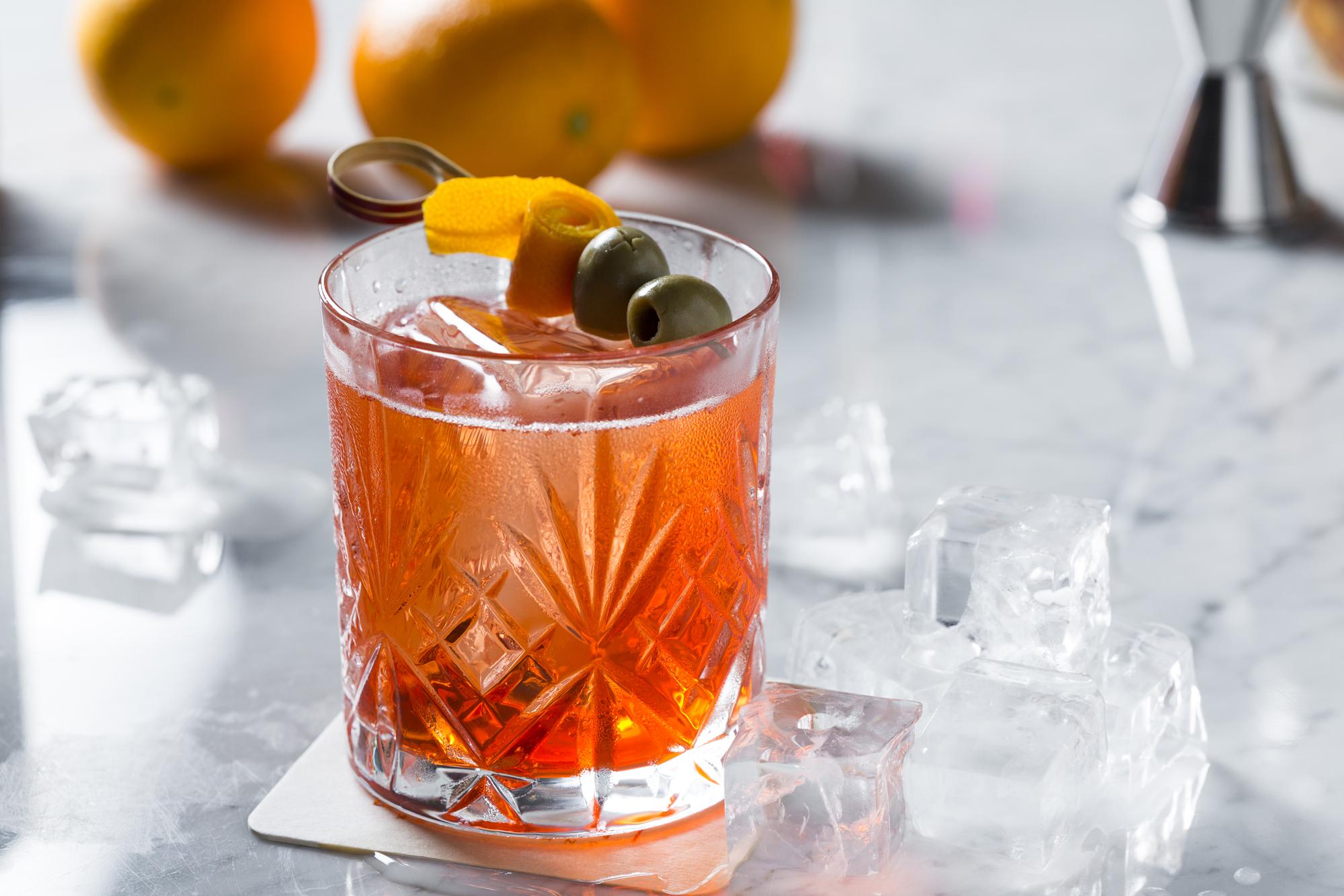 「經典Spritz」以CAMPARI為基酒,尾韻的苦,令人佩服義大利人吃苦功力。(250元/杯)