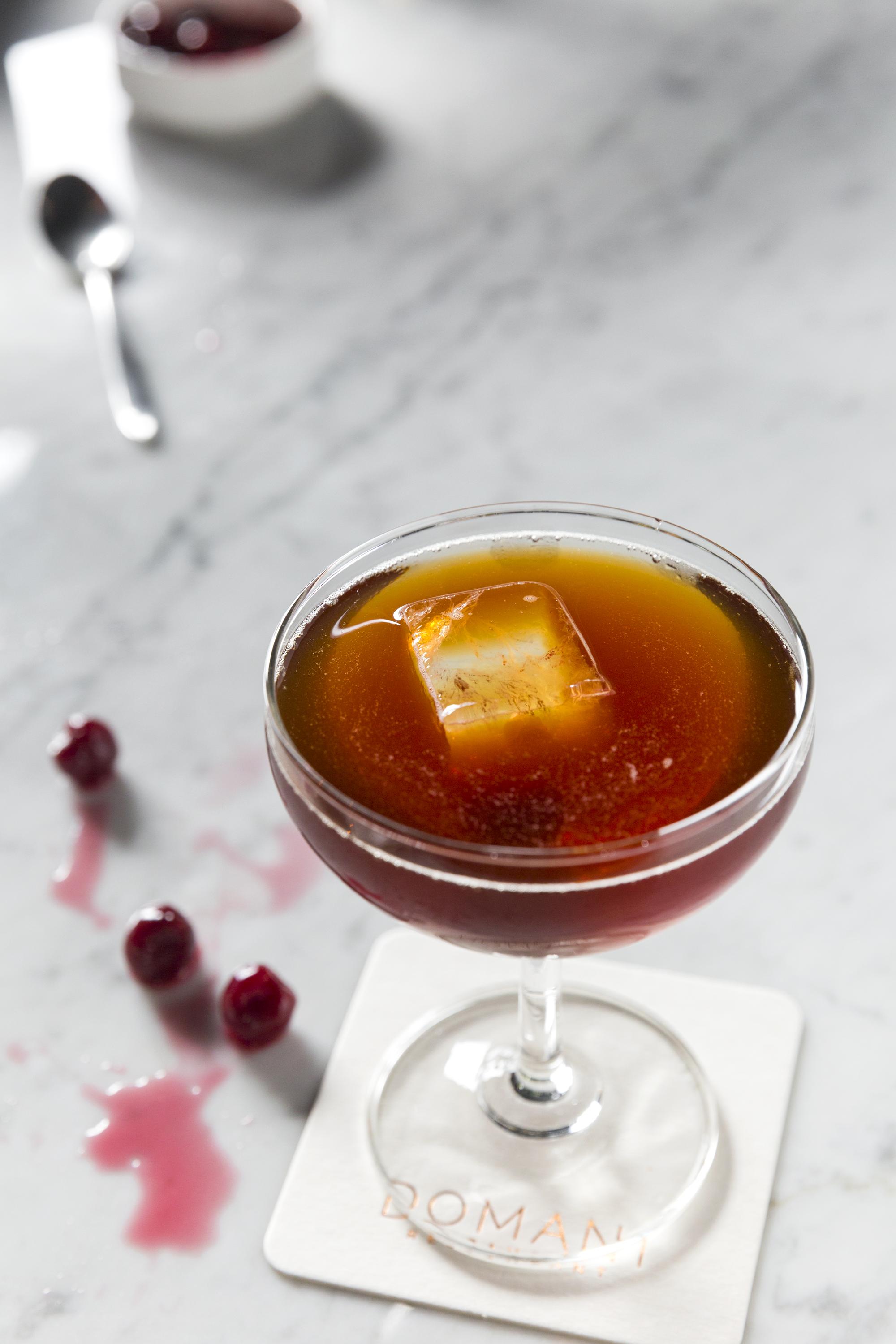 「Manzanilla Sherry Spritz」為Spritz變奏款，CYNAR基酒加上雪莉酒和美國、法國兩支白蘭地、巴沙米可醋，搗入兩顆自製酒漬櫻桃，酒體層次多樣。（250元／杯）