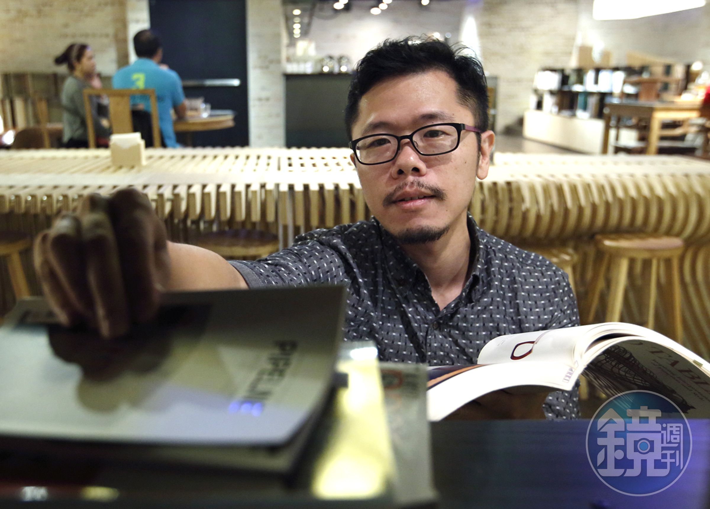 K書K到圖書館打烊，顯見歐斯麥對投資的熱情。