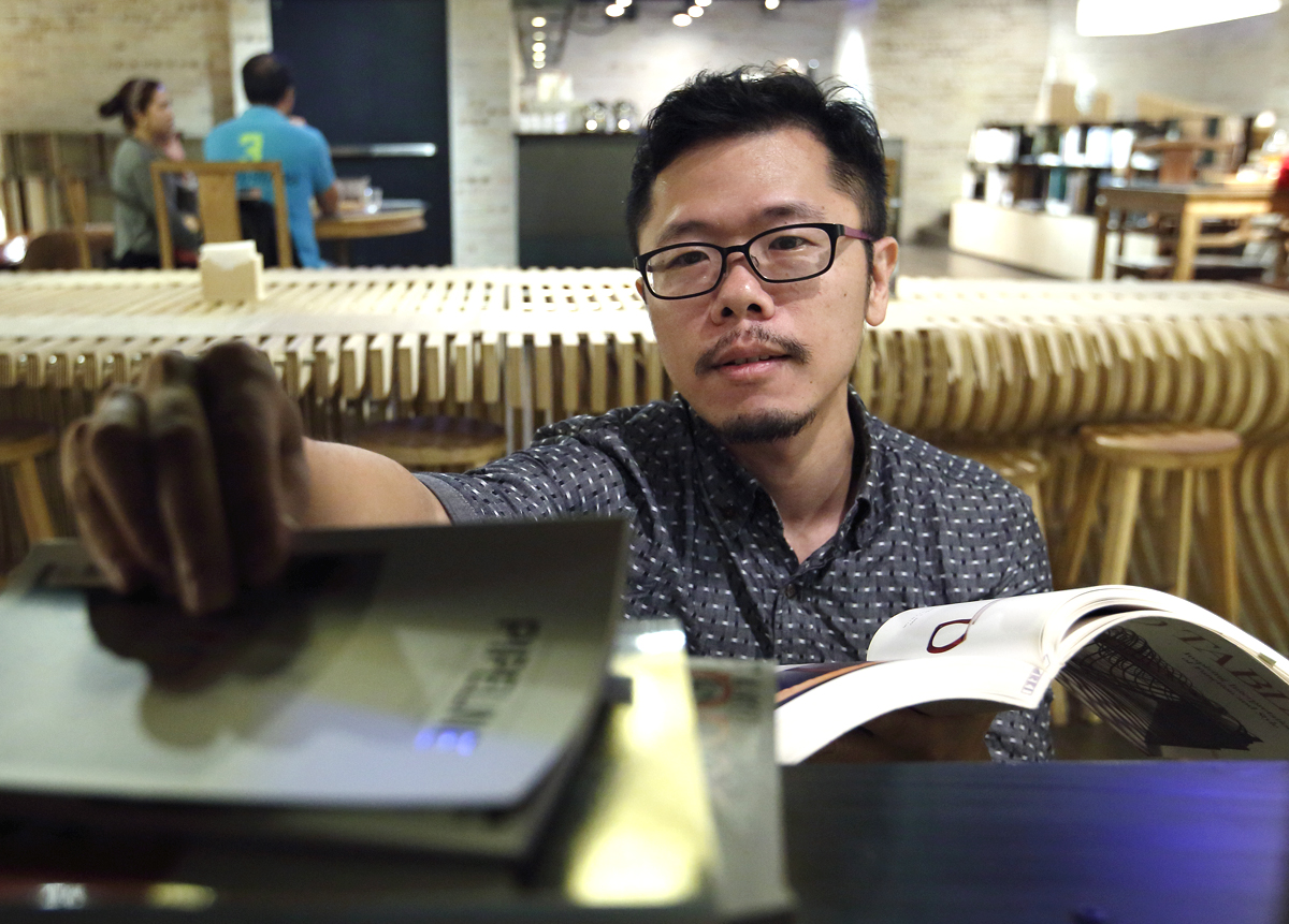 K書K到圖書館打烊，顯見歐斯麥對投資的熱情。