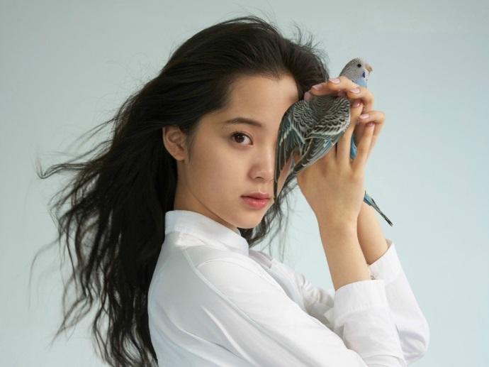 歐陽娜娜因為一張時尚美照，遭罵「捏爆鸚鵡」。（翻攝《T》微博）