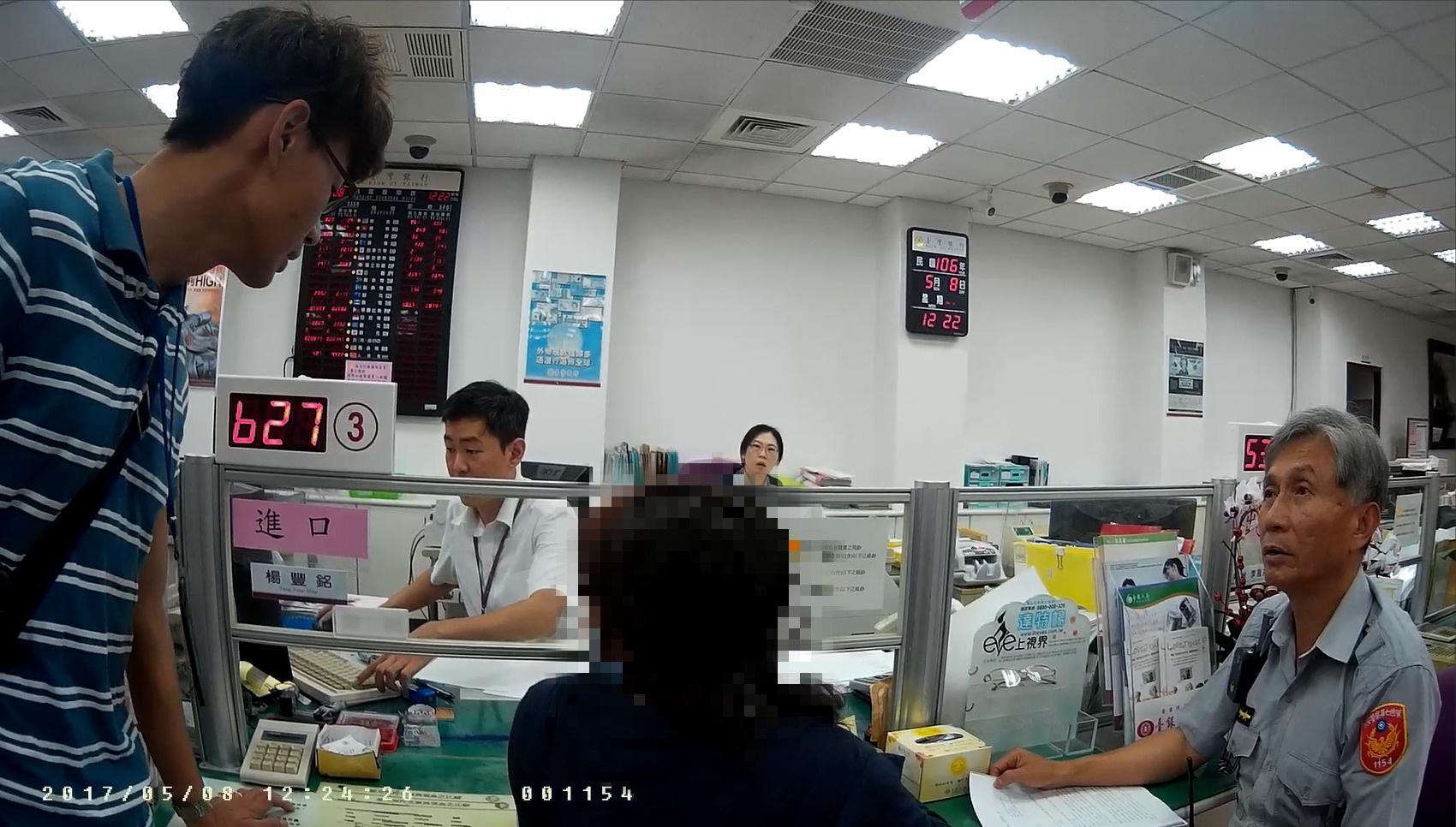 保七員警見婦人手持舊款「大頭版」美鈔，上前關切，經行員確認後認定3張百元鈔為偽鈔。