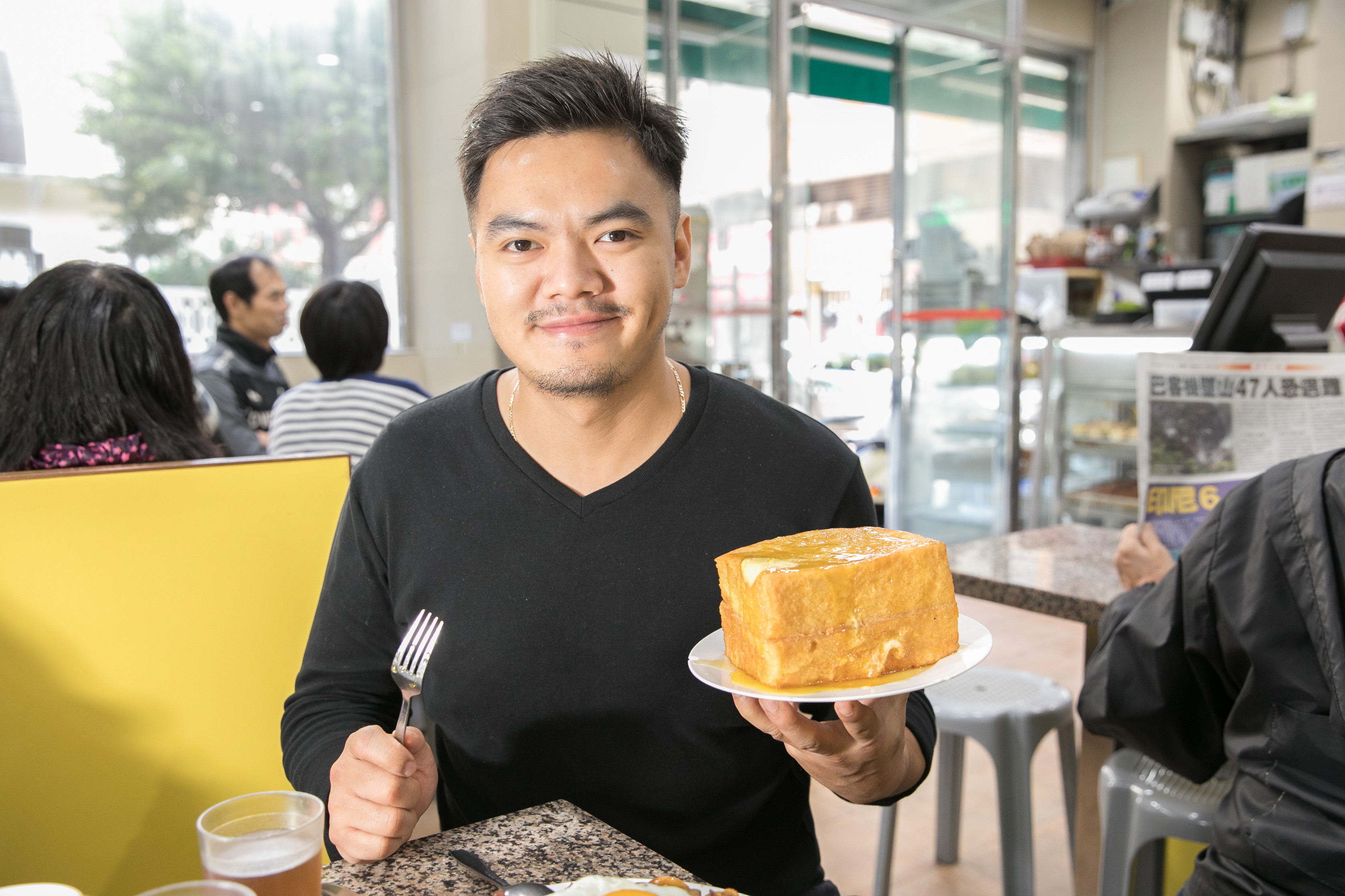 新鴻發第二代店主黃鎮基，經過反覆研究，才做出厚多士。