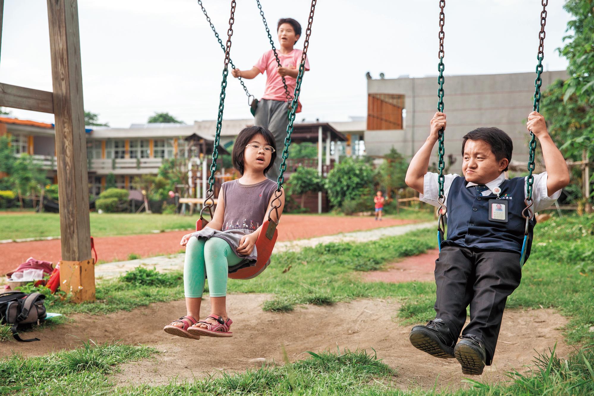 程健智（右1）相當疼愛2個孩子，只要得空都會接送他們上下學。