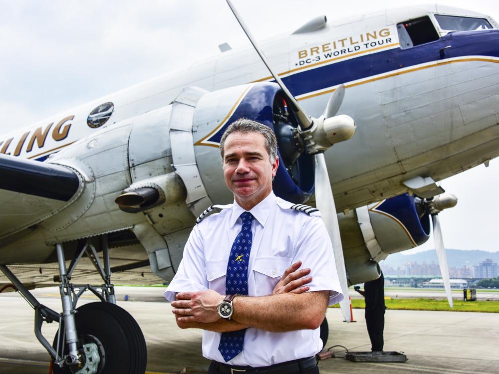 駕駛DC-3抵台的機長Francisco Agullo與其所駕駛的古董飛機,手腕上配戴的當然也是「Navitimer 01航空計時碼錶 DC-3限量版」。