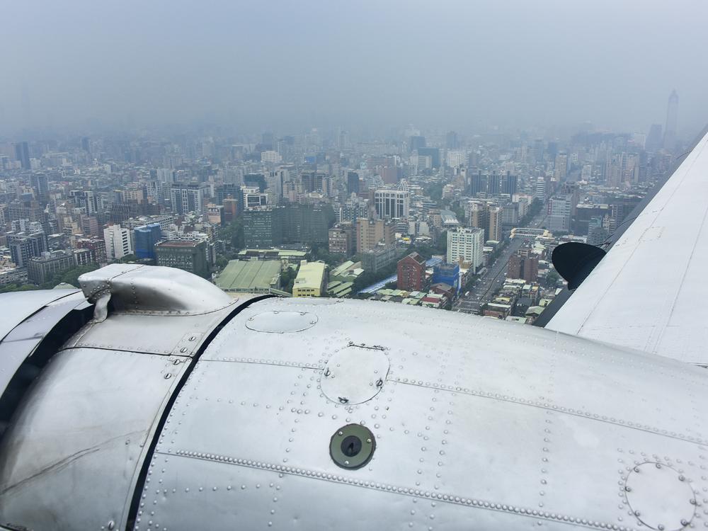 從DC-3上空俯瞰台北市景。