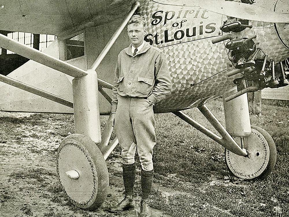 LONGINES就在Charles A. Lindbergh於1927年,首次花了34小時不落地橫越大西洋後,借助其經驗合作開發了一款具有計算「經度」功能的腕錶,配合六分儀使用可以求出所在位置的經緯度,在沒有任何參考點的茫茫大洋上找到正確的方向。