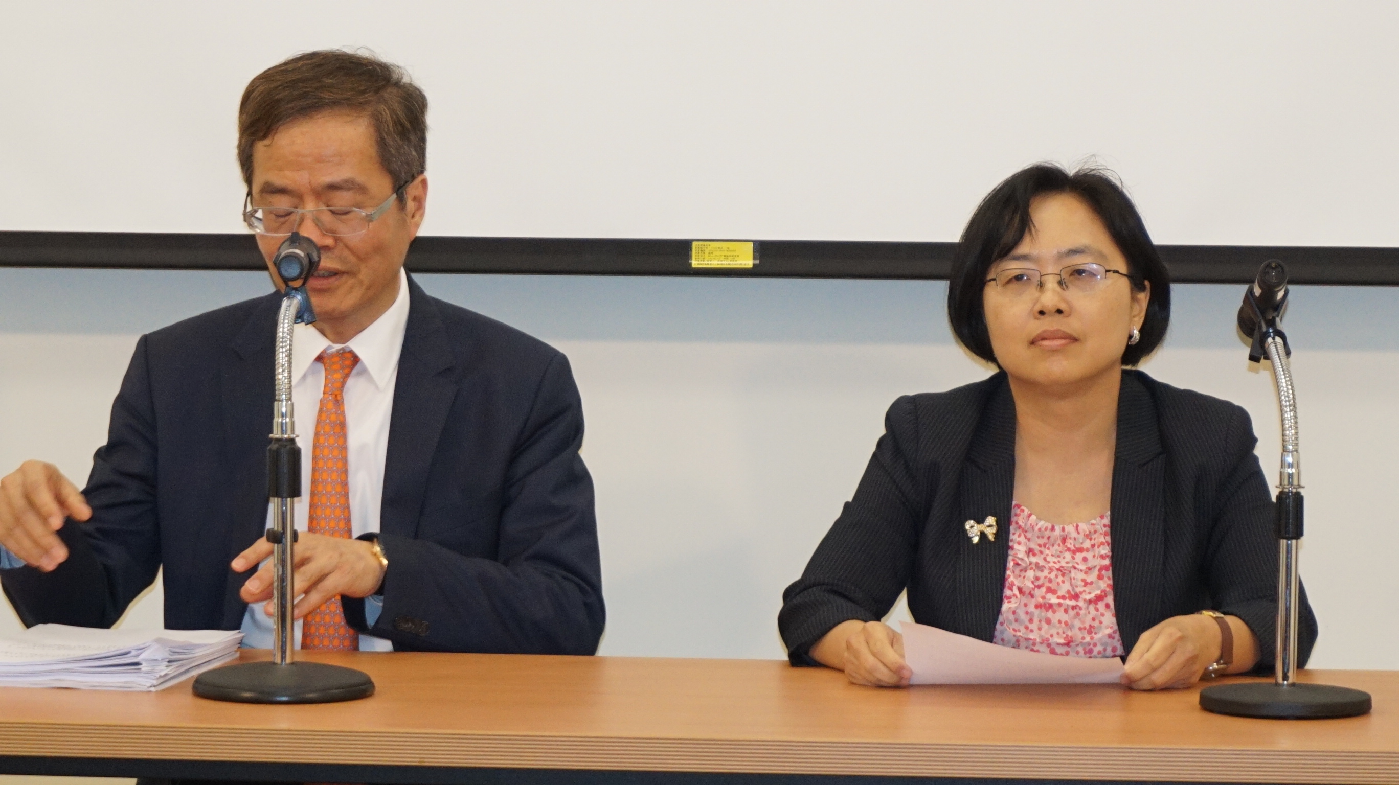 司改委員盧映潔(右)為脫罪竟對學生偷錄音，並企圖製造偽證。